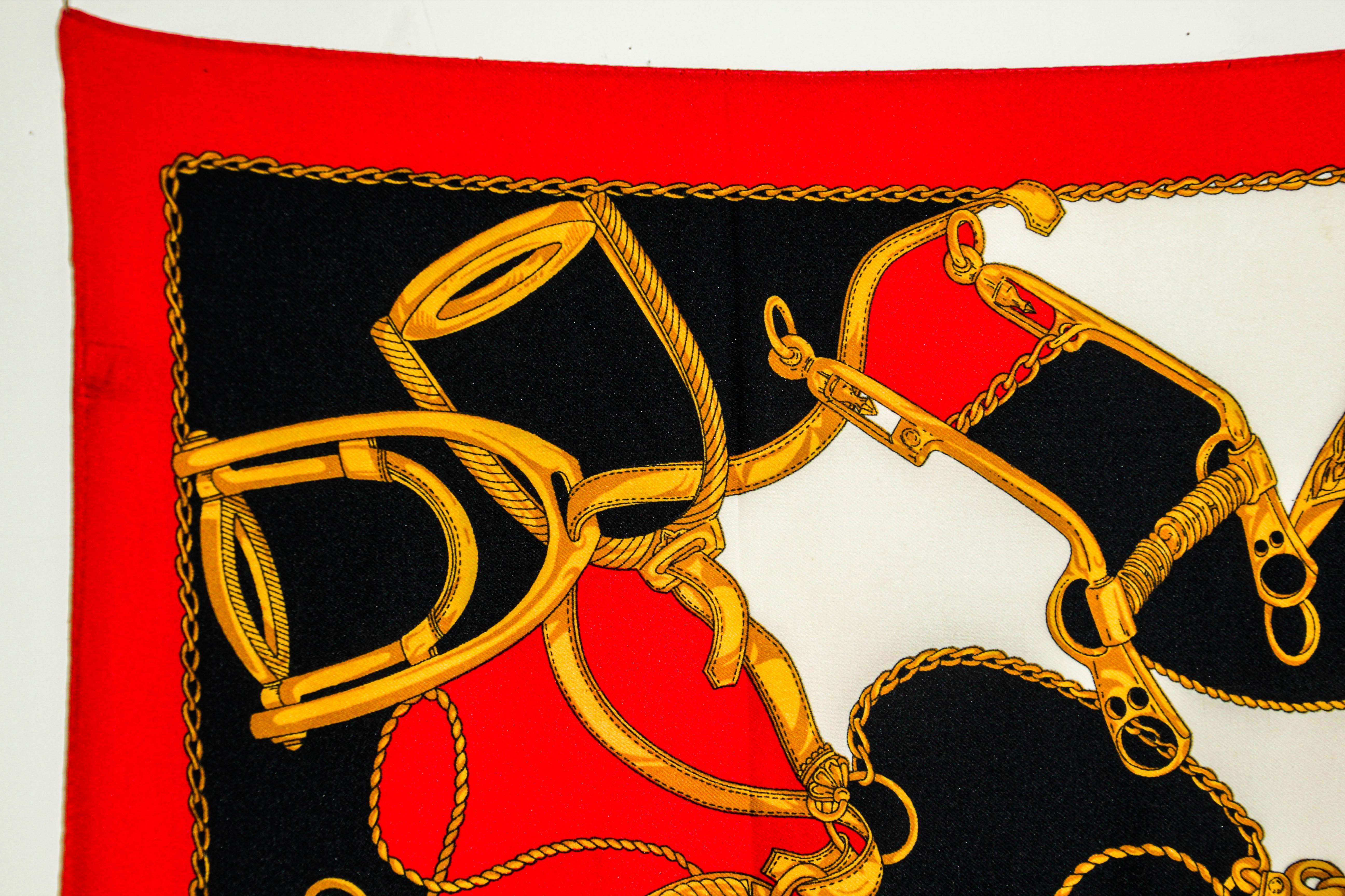 Sciarpa grande d'epoca M/M Paris con motivo di speroni equestri in rosso, oro e nero. in vendita 5