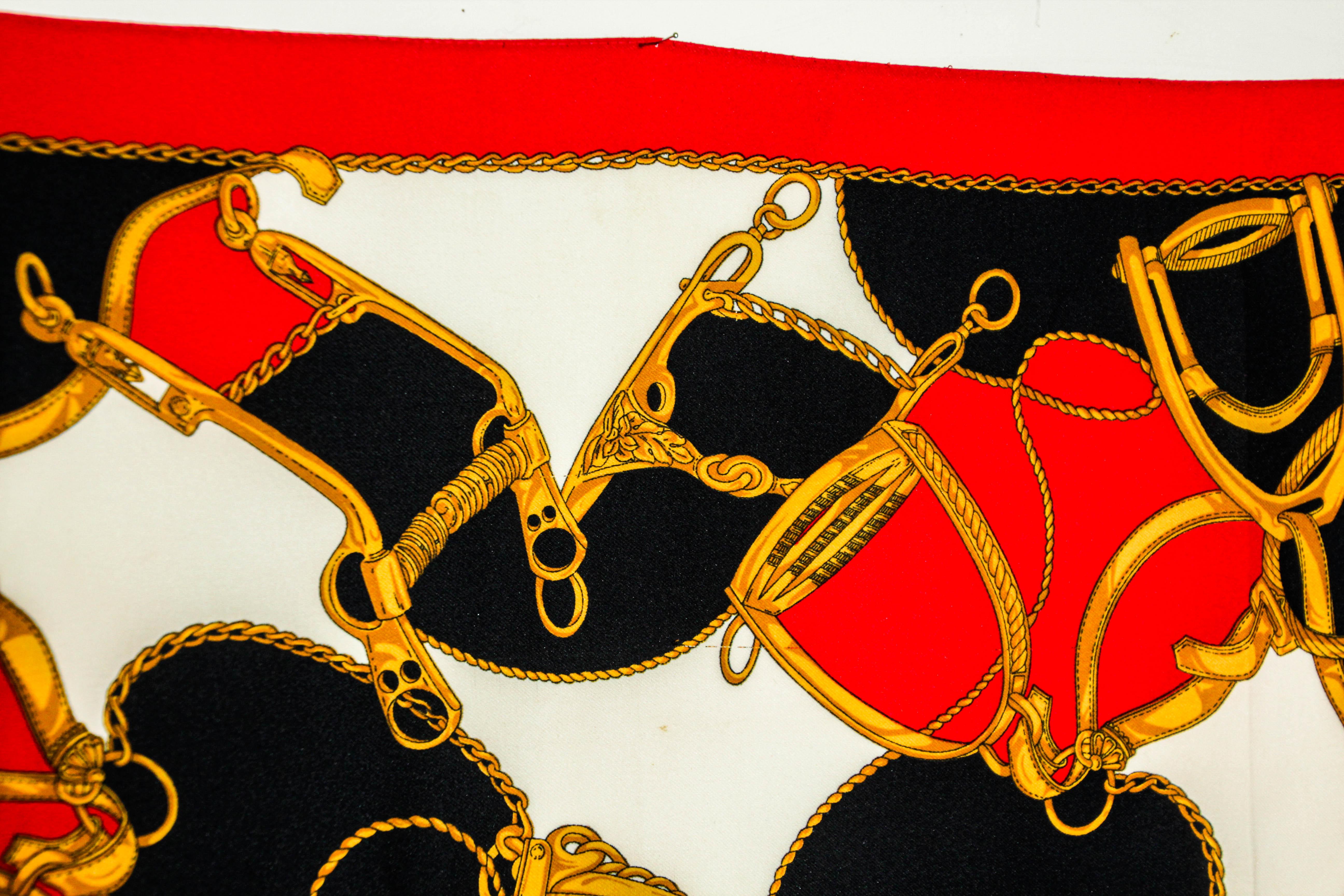 Sciarpa grande d'epoca M/M Paris con motivo di speroni equestri in rosso, oro e nero. in vendita 8