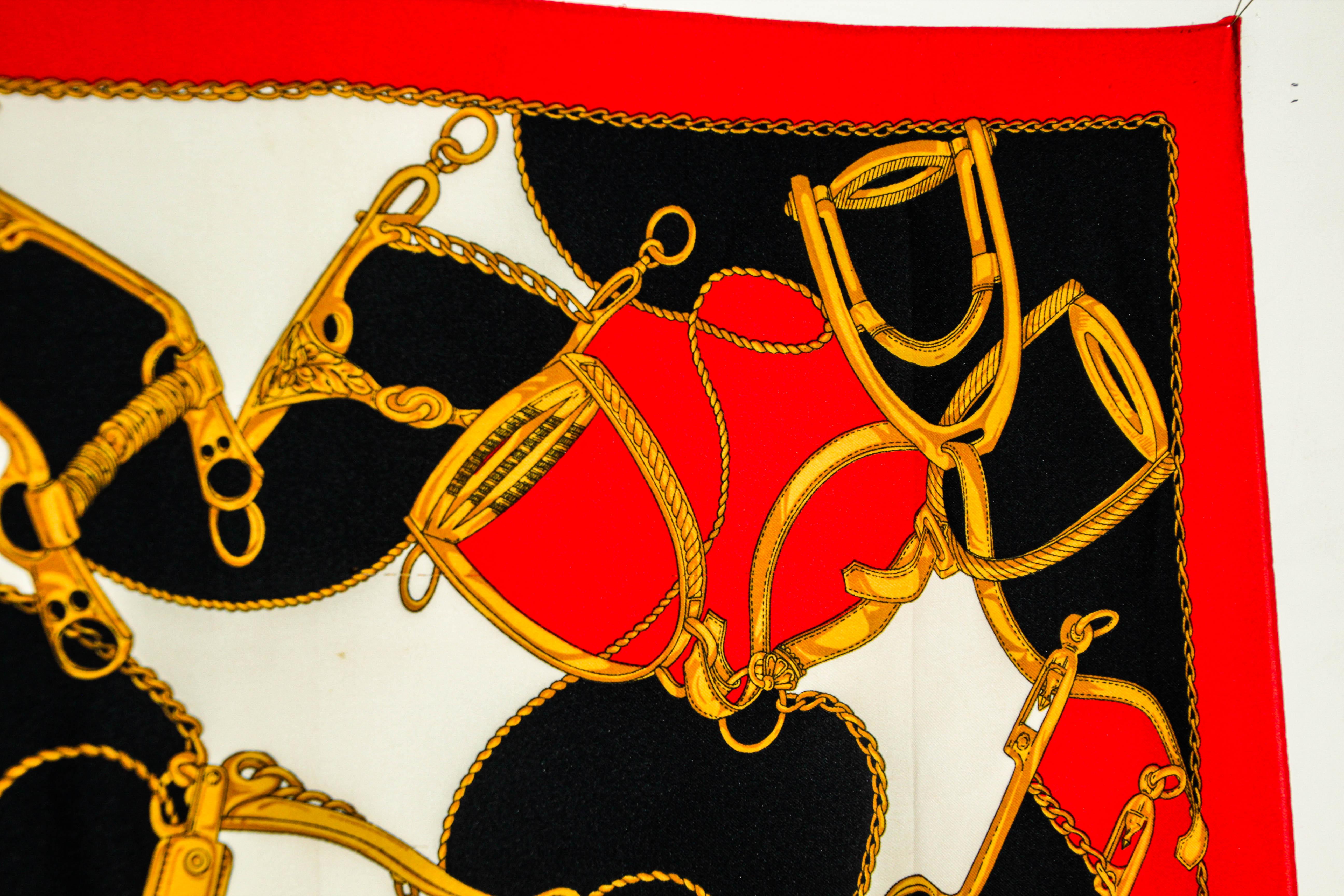 Sciarpa grande d'epoca M/M Paris con motivo di speroni equestri in rosso, oro e nero. in vendita 9