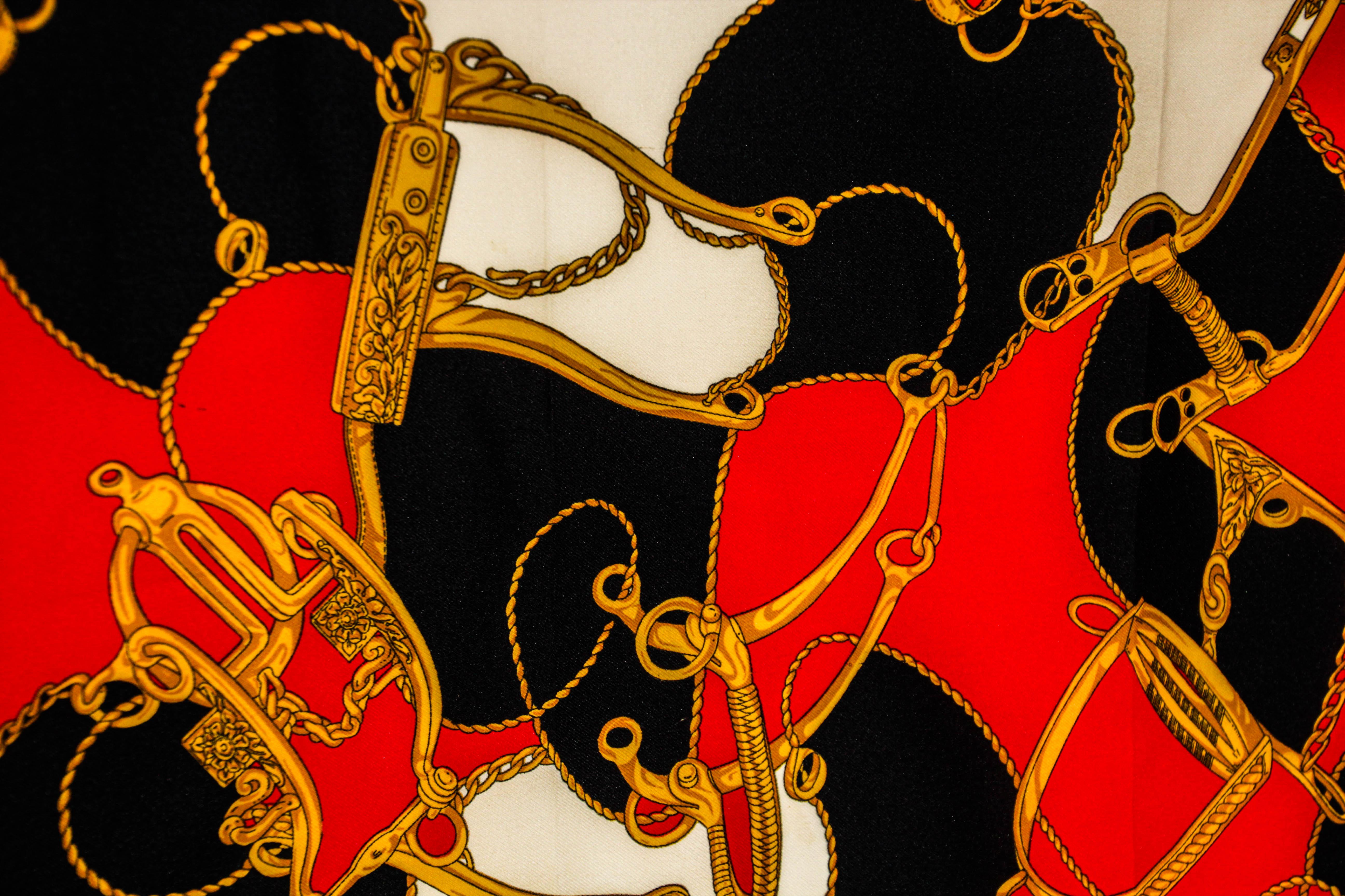 Sciarpa grande d'epoca M/M Paris con motivo di speroni equestri in rosso, oro e nero. in vendita 10