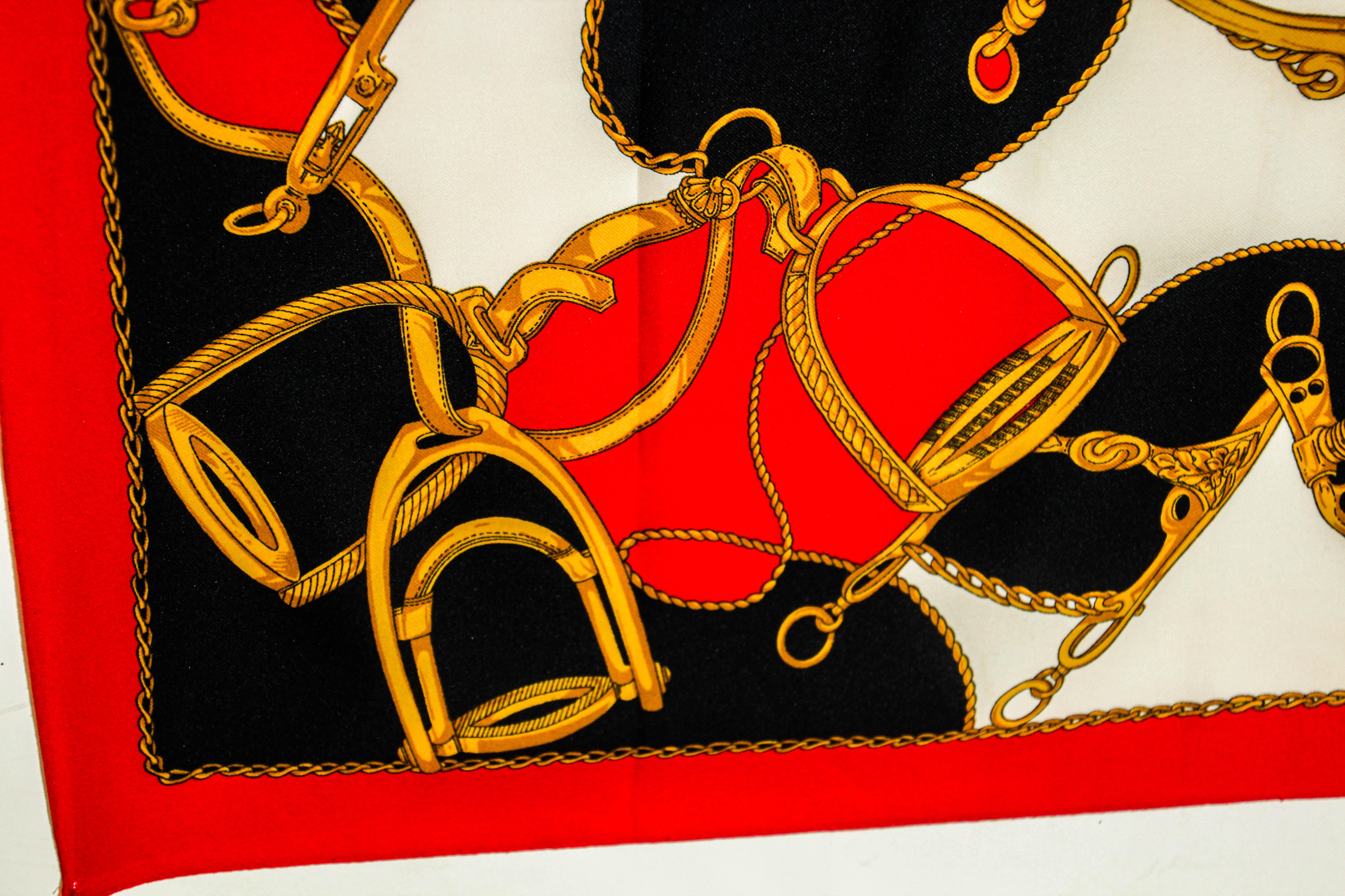 Sciarpa grande d'epoca M/M Paris con motivo di speroni equestri in rosso, oro e nero. in vendita 11