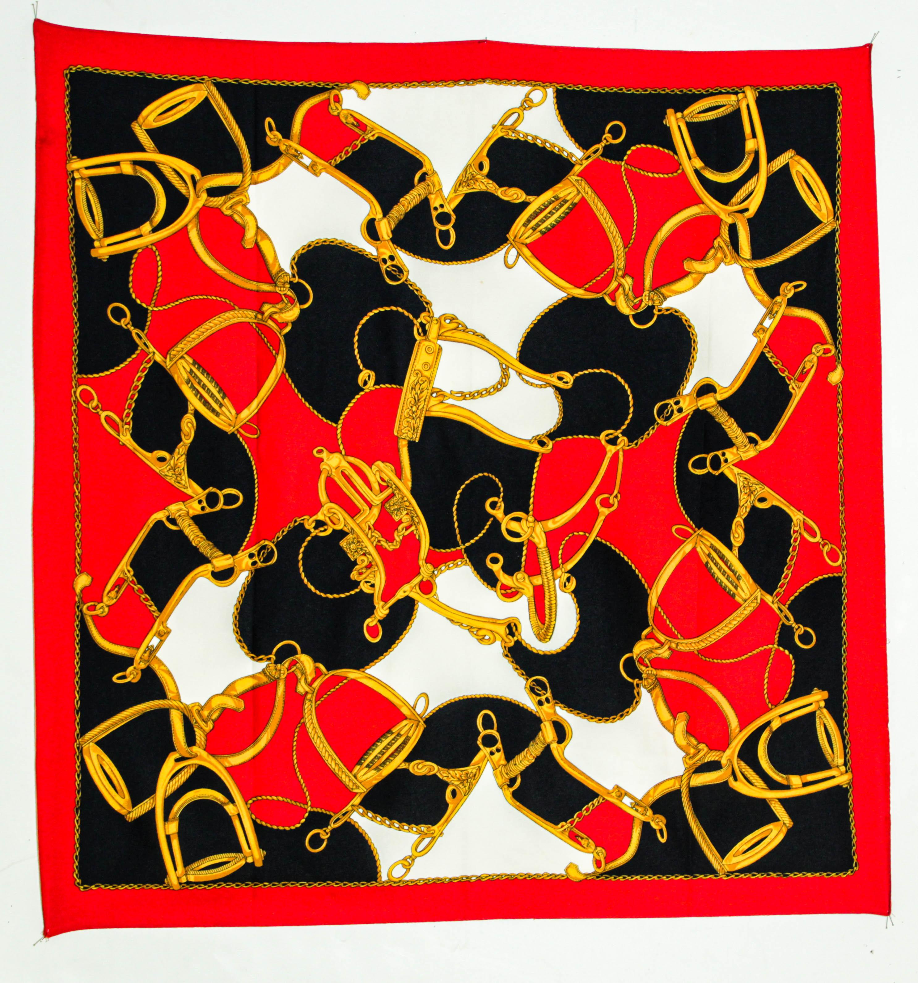 Sciarpa grande d'epoca M/M Paris con motivo di speroni equestri in rosso, oro e nero. in vendita 12