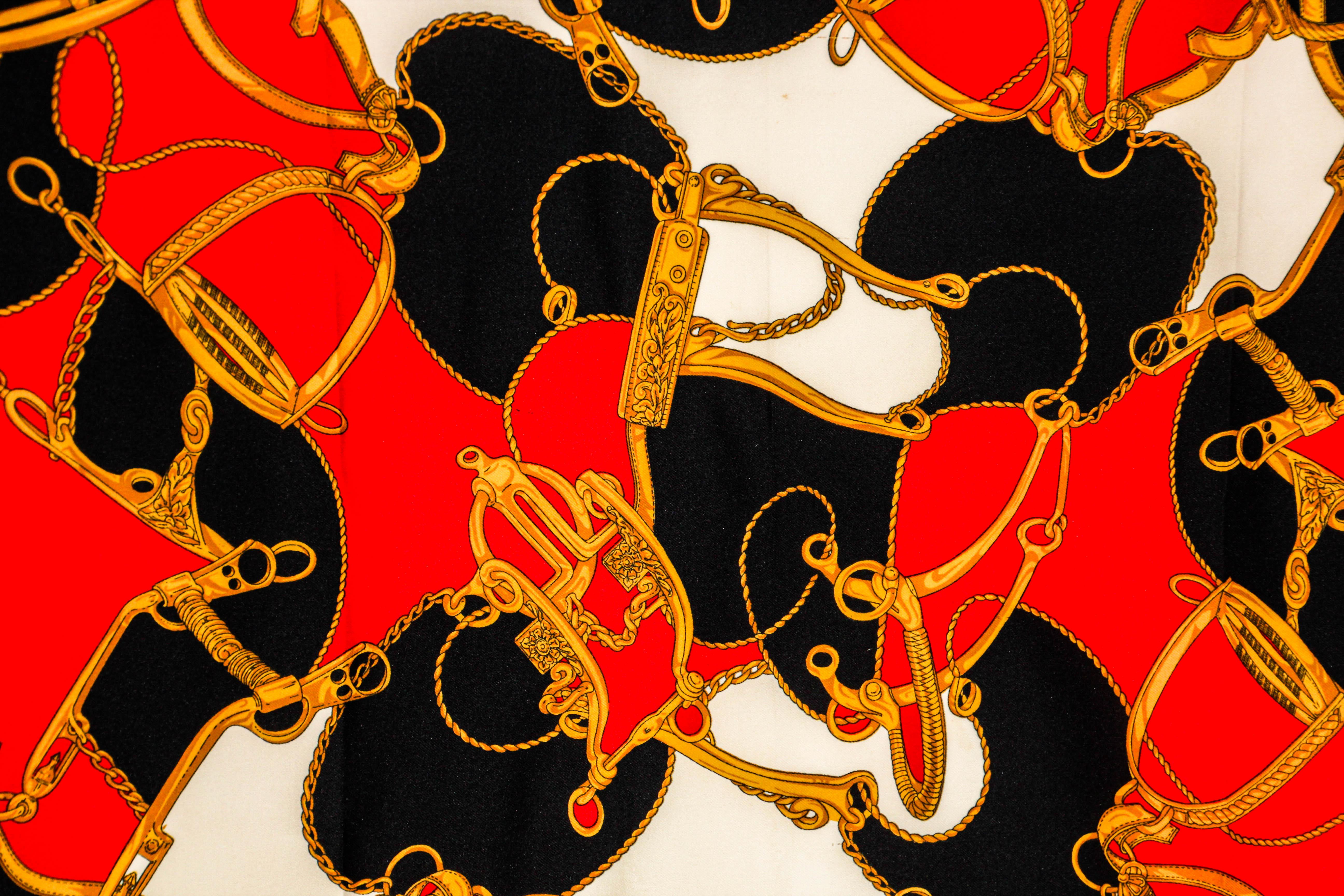 Sciarpa grande d'epoca M/M Paris con motivo di speroni equestri in rosso, oro e nero. in vendita 13