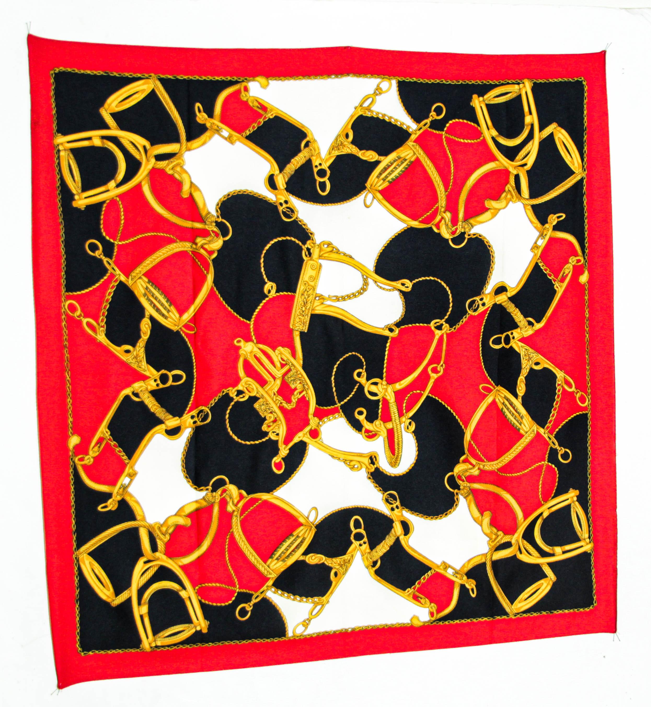 Sciarpa grande d'epoca M/M Paris con motivo di speroni equestri in rosso, oro e nero. in vendita 14