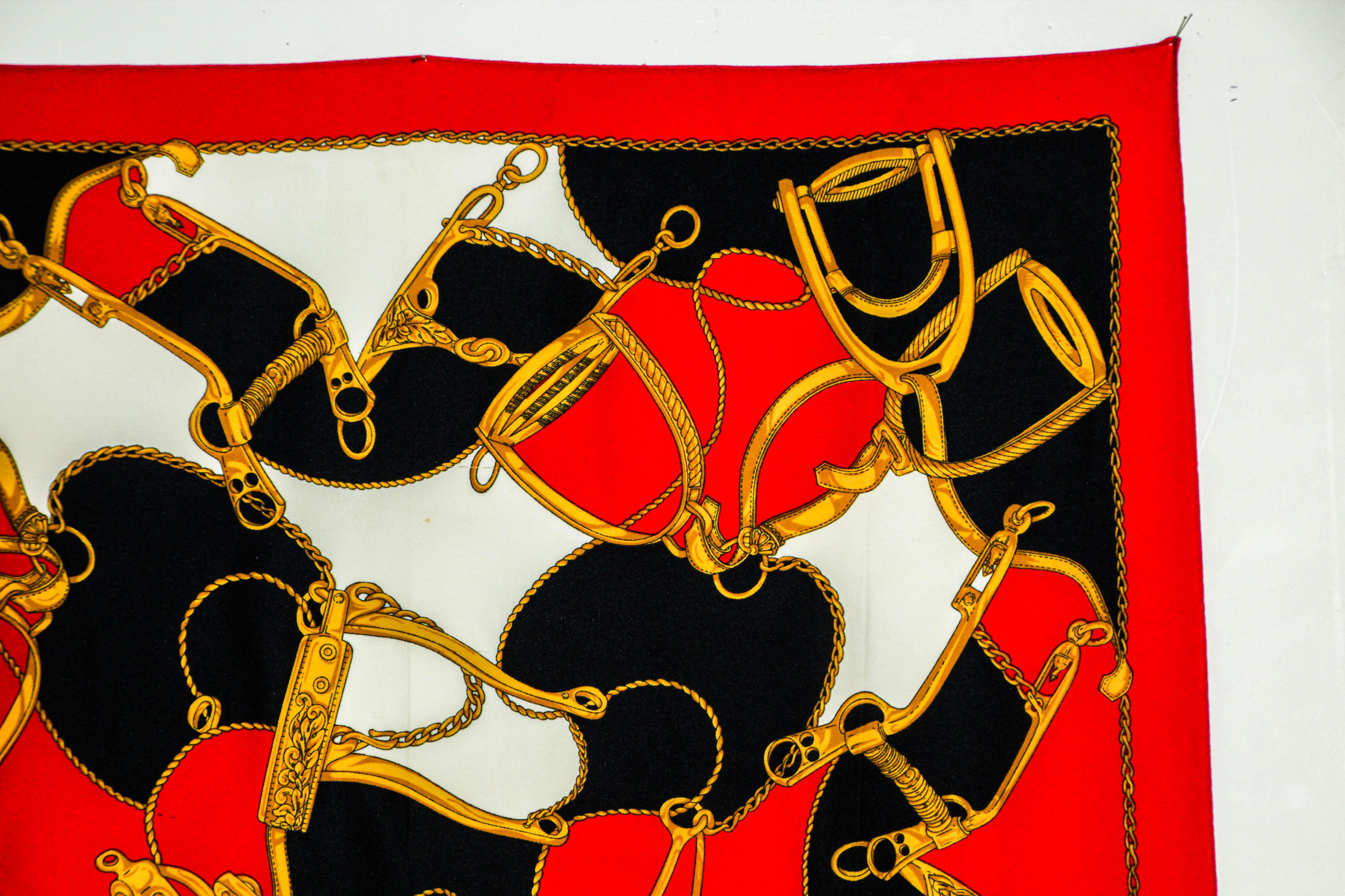 Rosso Sciarpa grande d'epoca M/M Paris con motivo di speroni equestri in rosso, oro e nero. in vendita