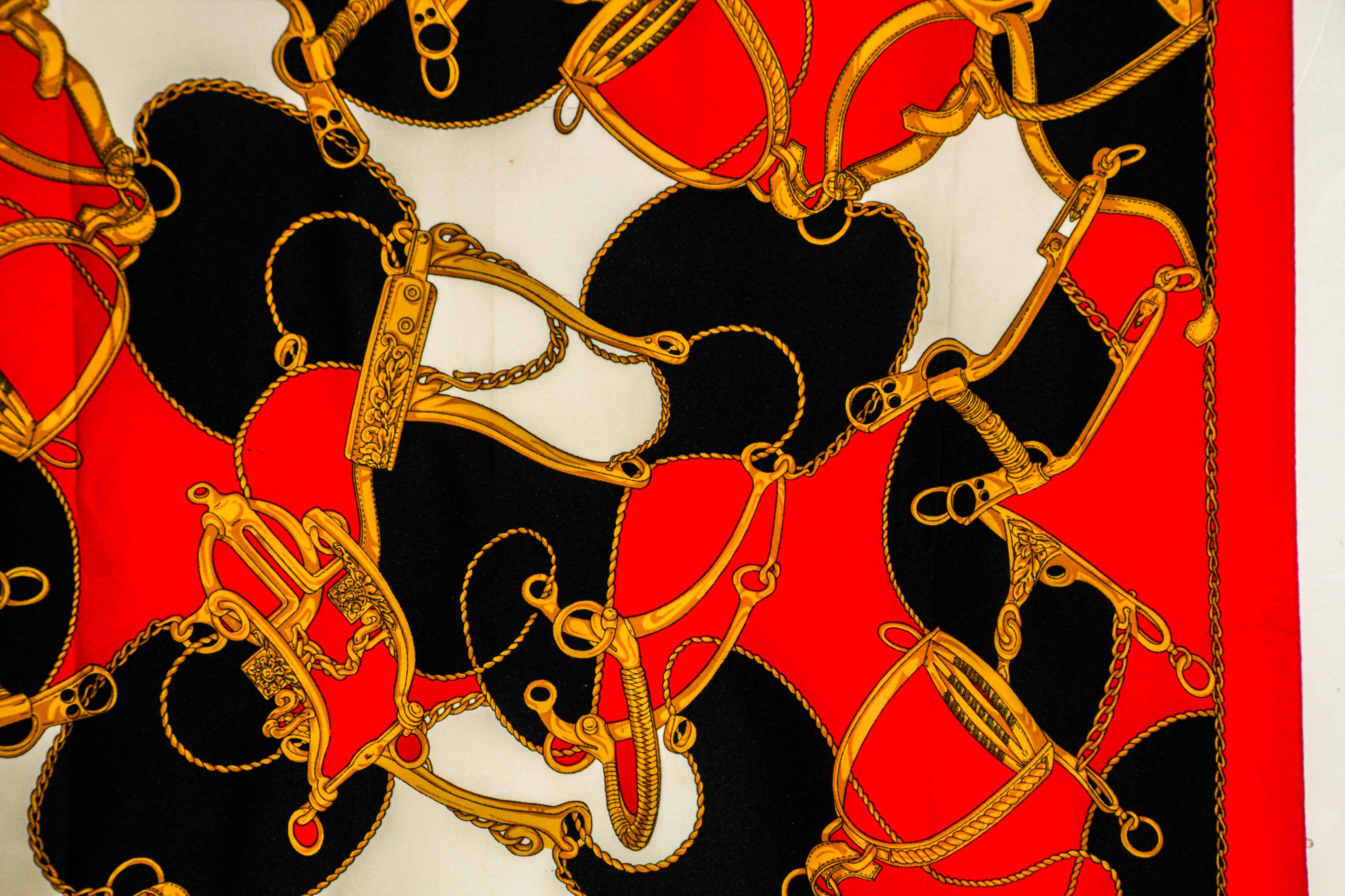 Sciarpa grande d'epoca M/M Paris con motivo di speroni equestri in rosso, oro e nero. In condizioni buone in vendita a North Hollywood, CA
