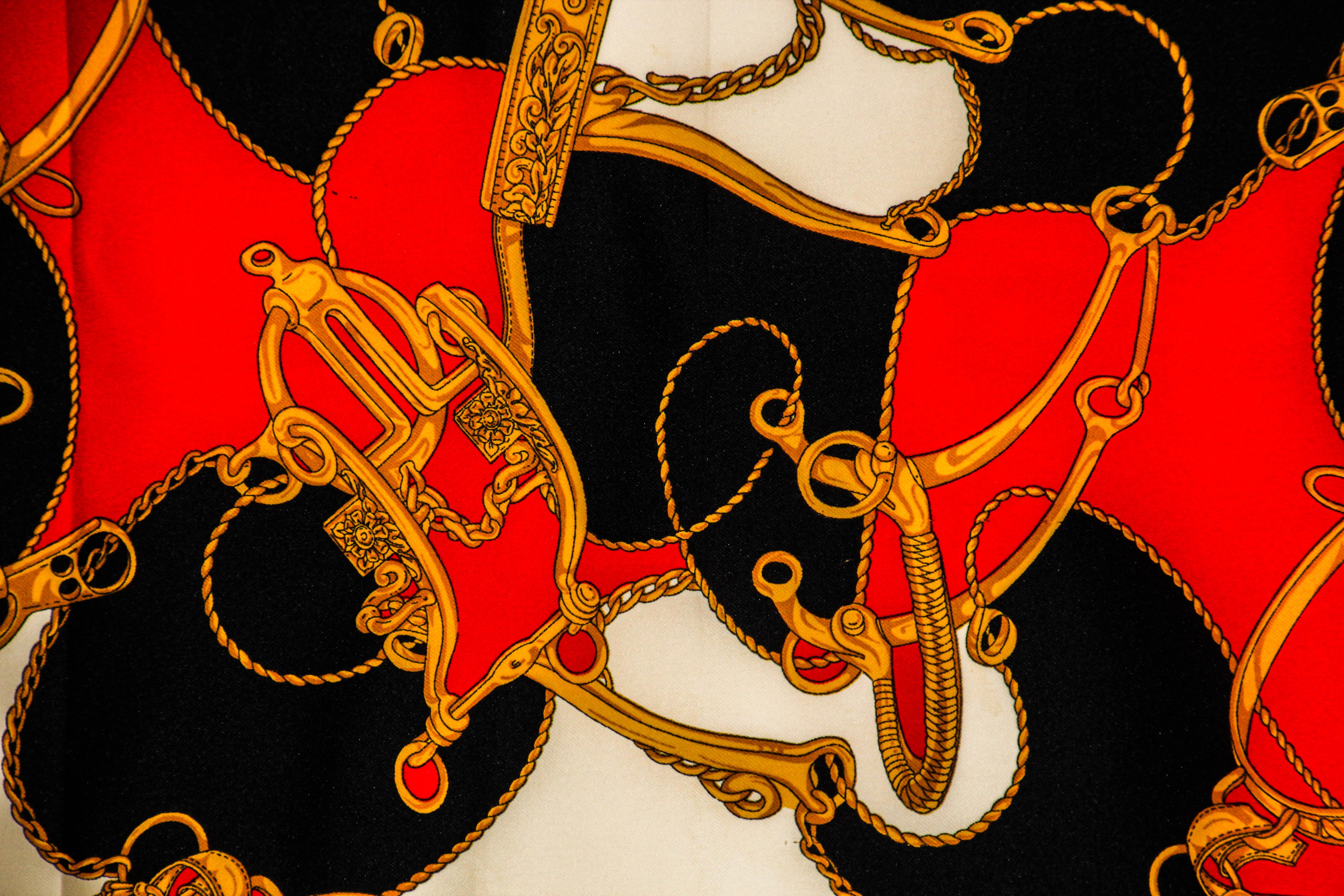 Donna Sciarpa grande d'epoca M/M Paris con motivo di speroni equestri in rosso, oro e nero. in vendita