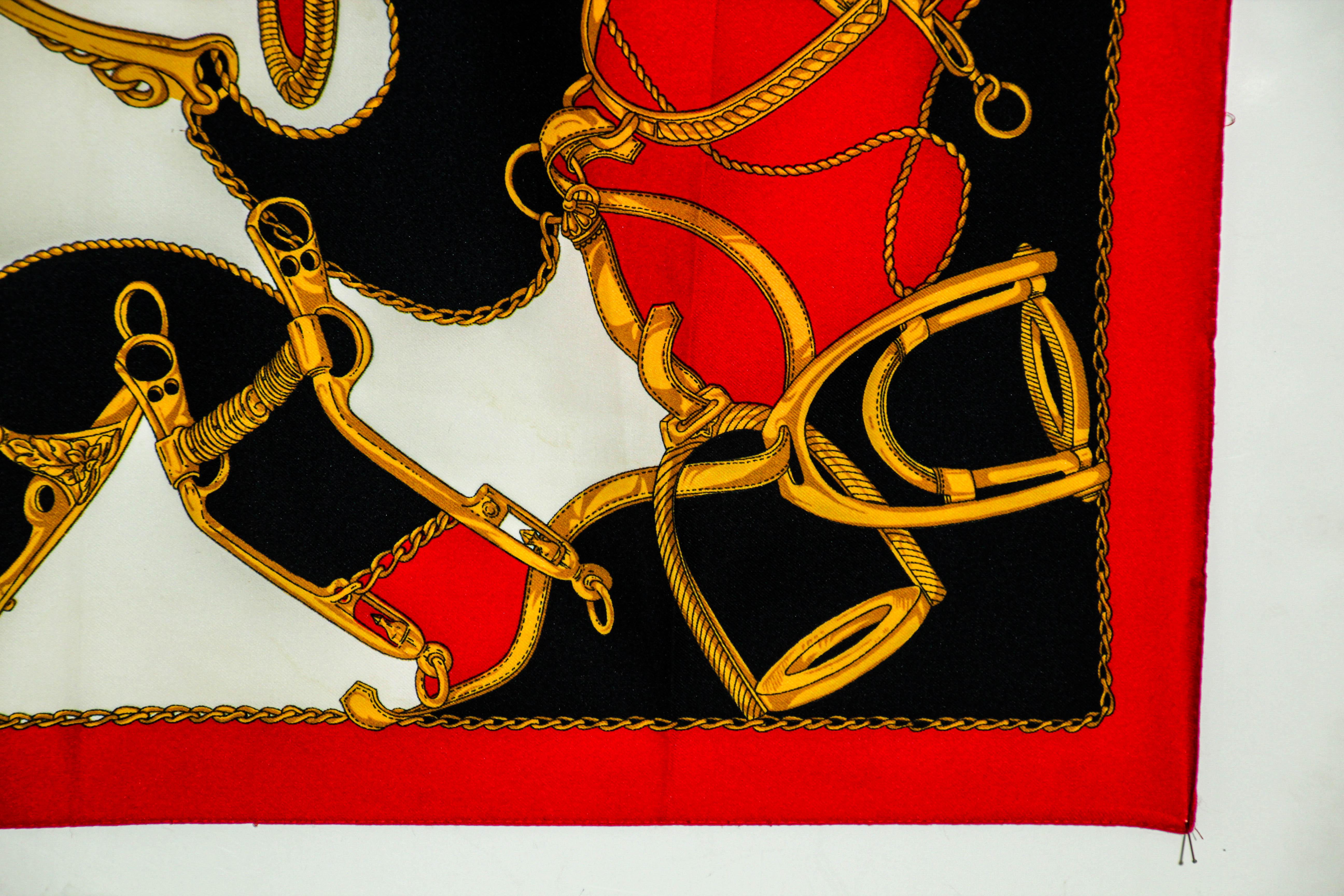 Sciarpa grande d'epoca M/M Paris con motivo di speroni equestri in rosso, oro e nero. in vendita 1
