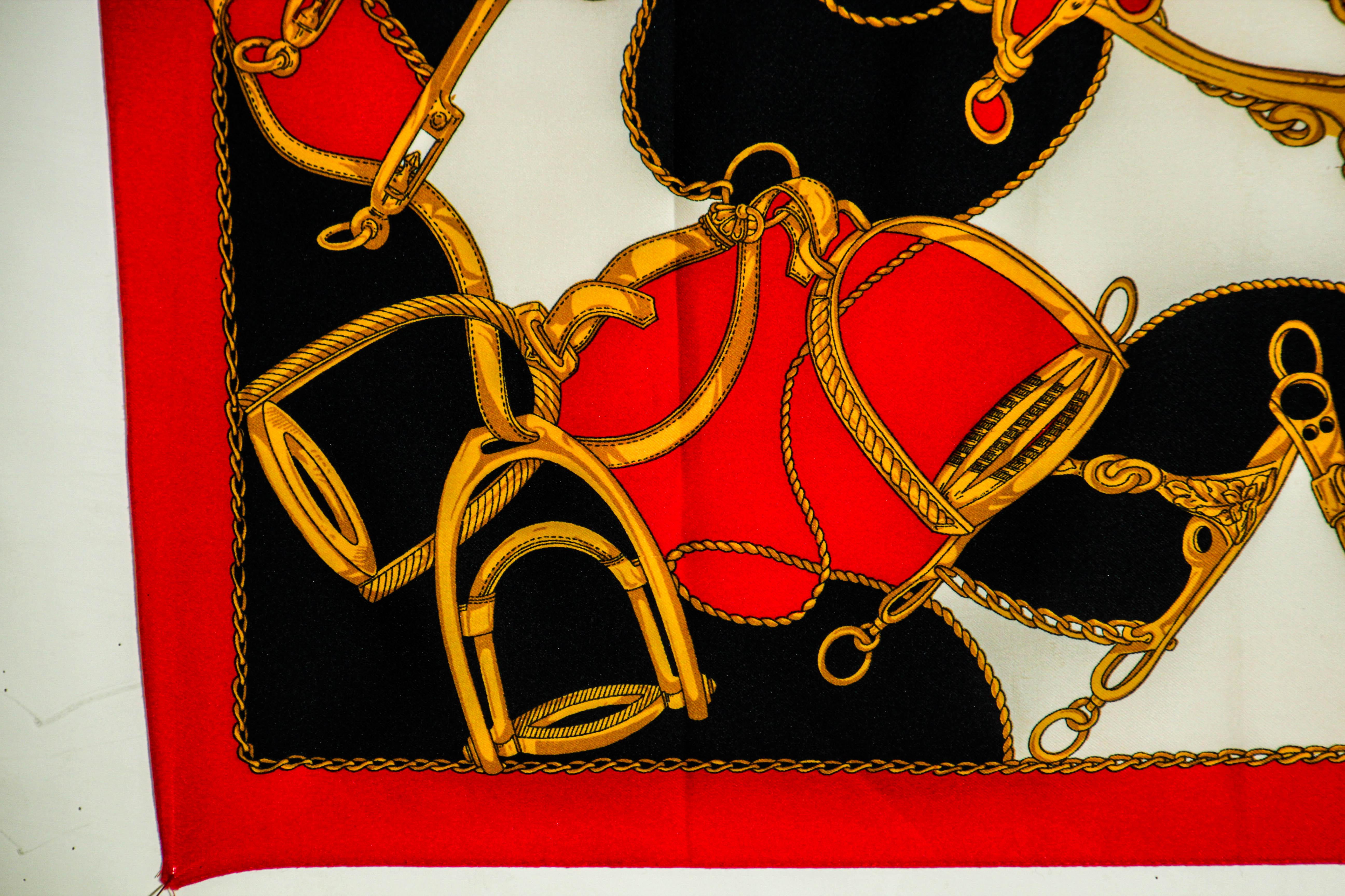 Sciarpa grande d'epoca M/M Paris con motivo di speroni equestri in rosso, oro e nero. in vendita 2