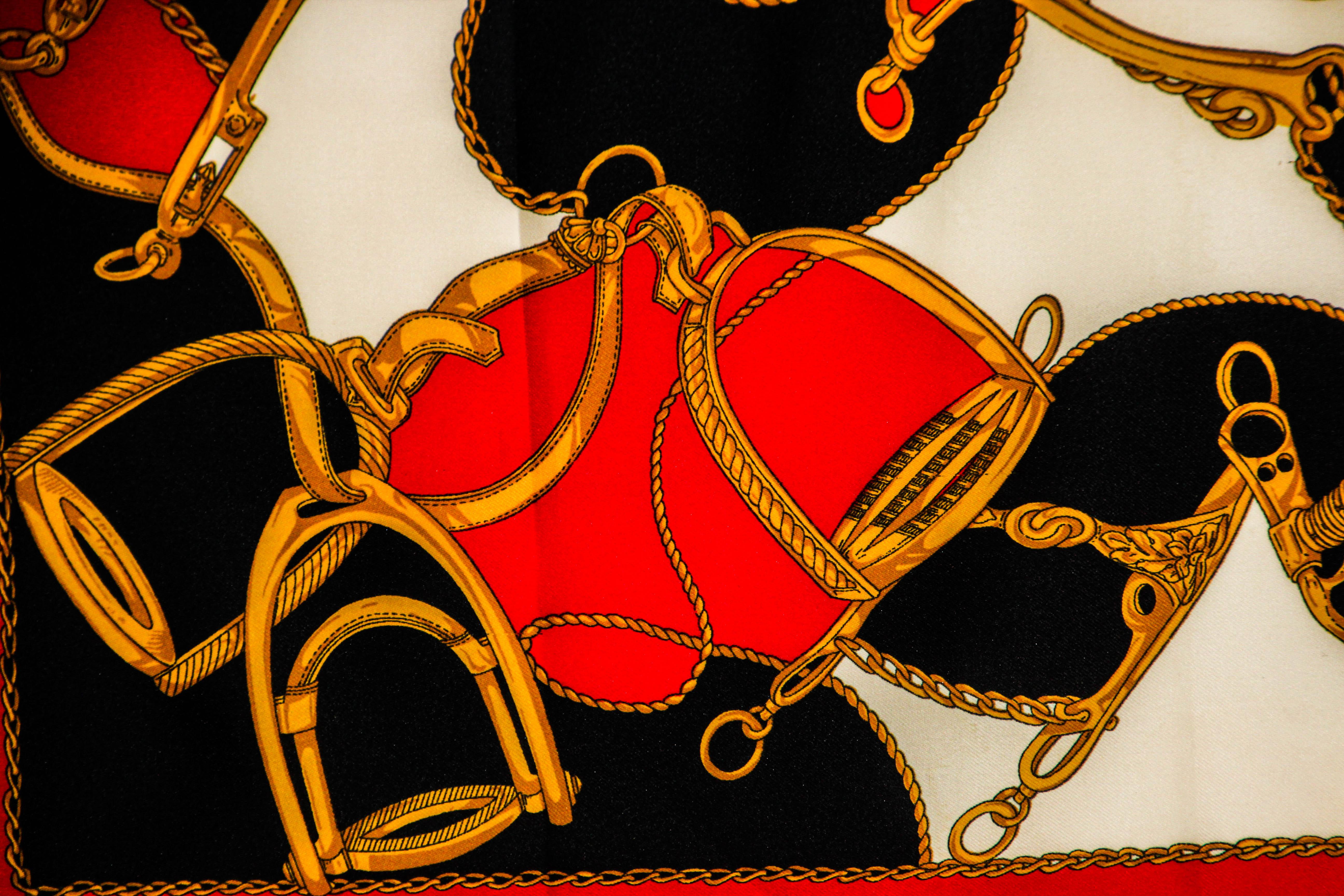Sciarpa grande d'epoca M/M Paris con motivo di speroni equestri in rosso, oro e nero. in vendita 3
