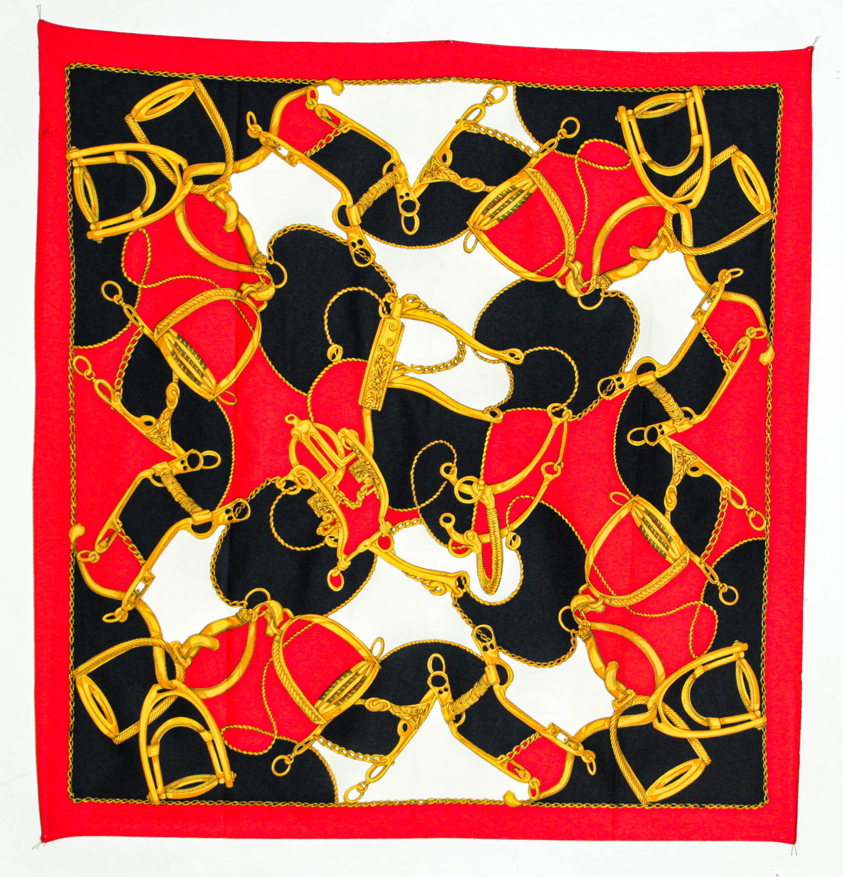 Sciarpa grande d'epoca M/M Paris con motivo di speroni equestri in rosso, oro e nero. in vendita 4