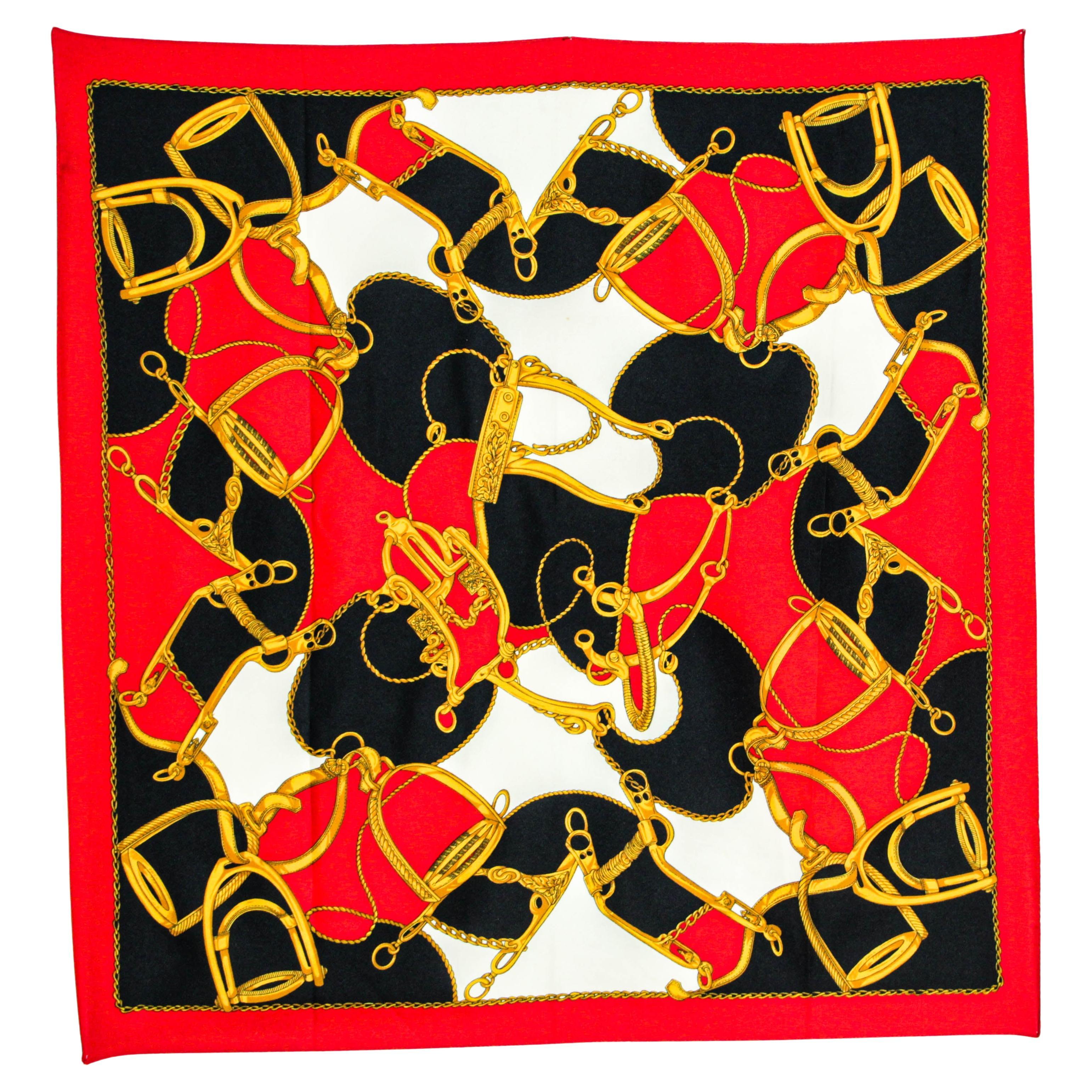 Sciarpa grande d'epoca M/M Paris con motivo di speroni equestri in rosso, oro e nero.
