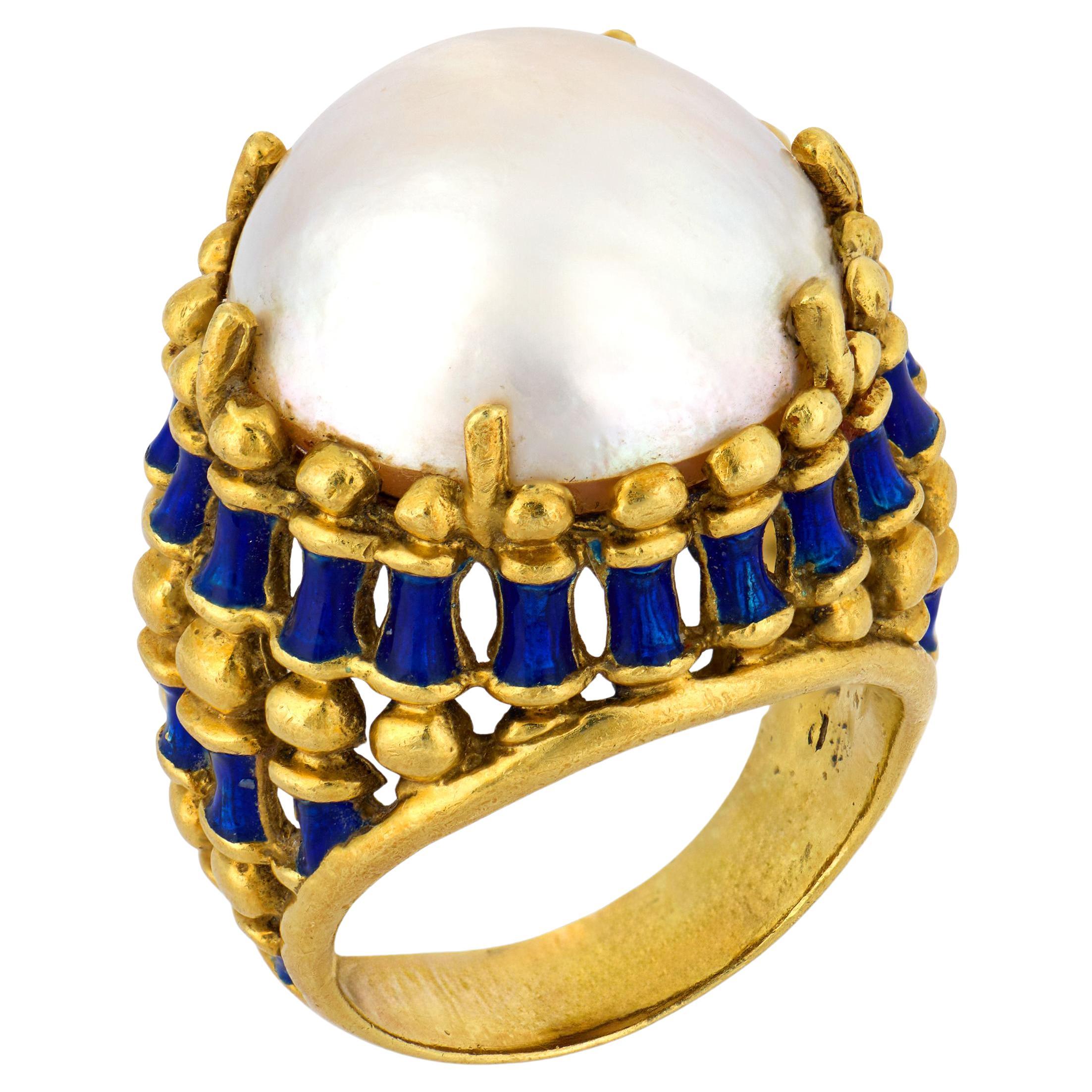 Anello cocktail d
epoca con perle Mabé in oro giallo 18 carati e smalto blu in vendita