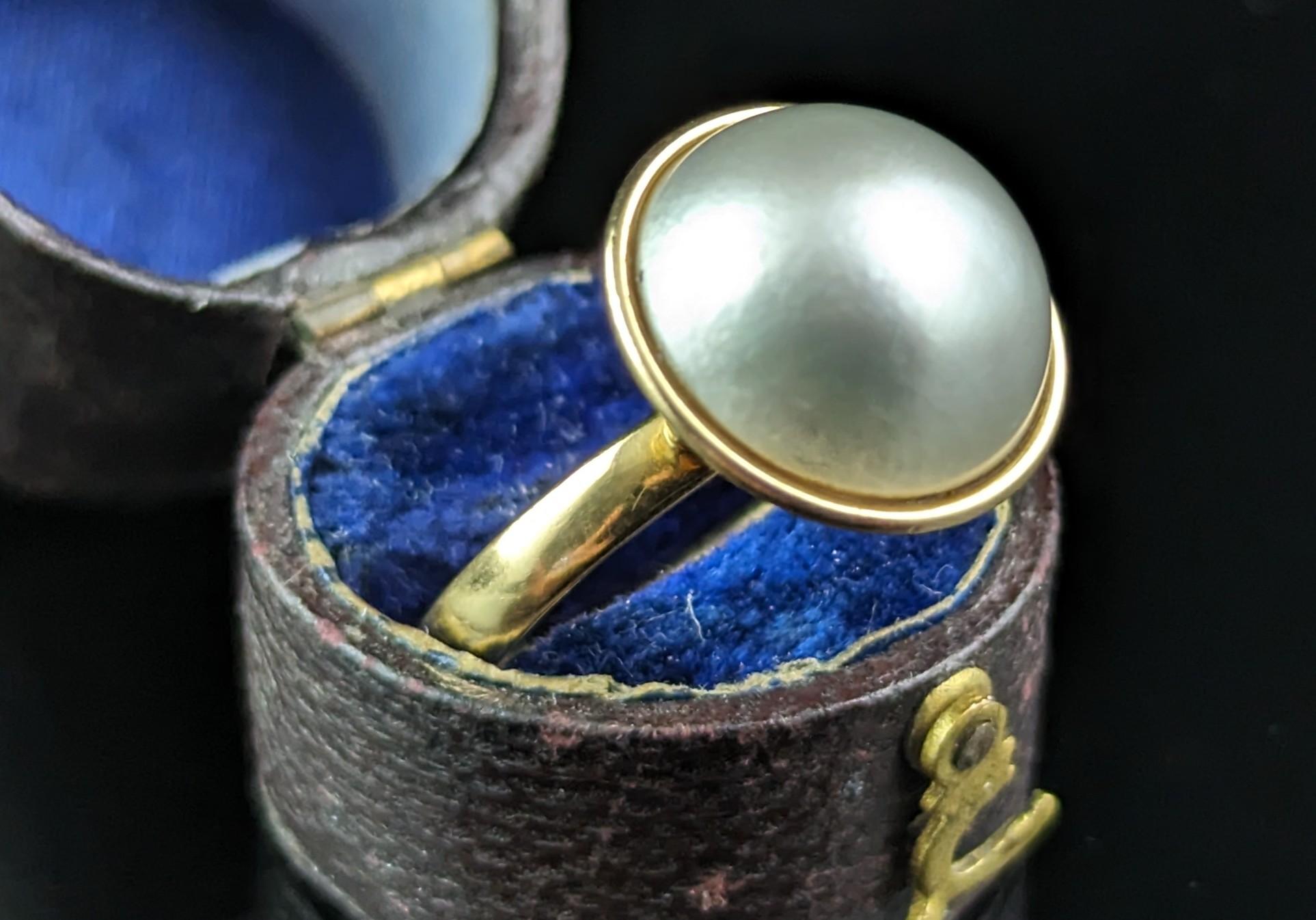 Modernist Vintage Mabe pearl cocktail ring, 18k yellow gold  For Sale