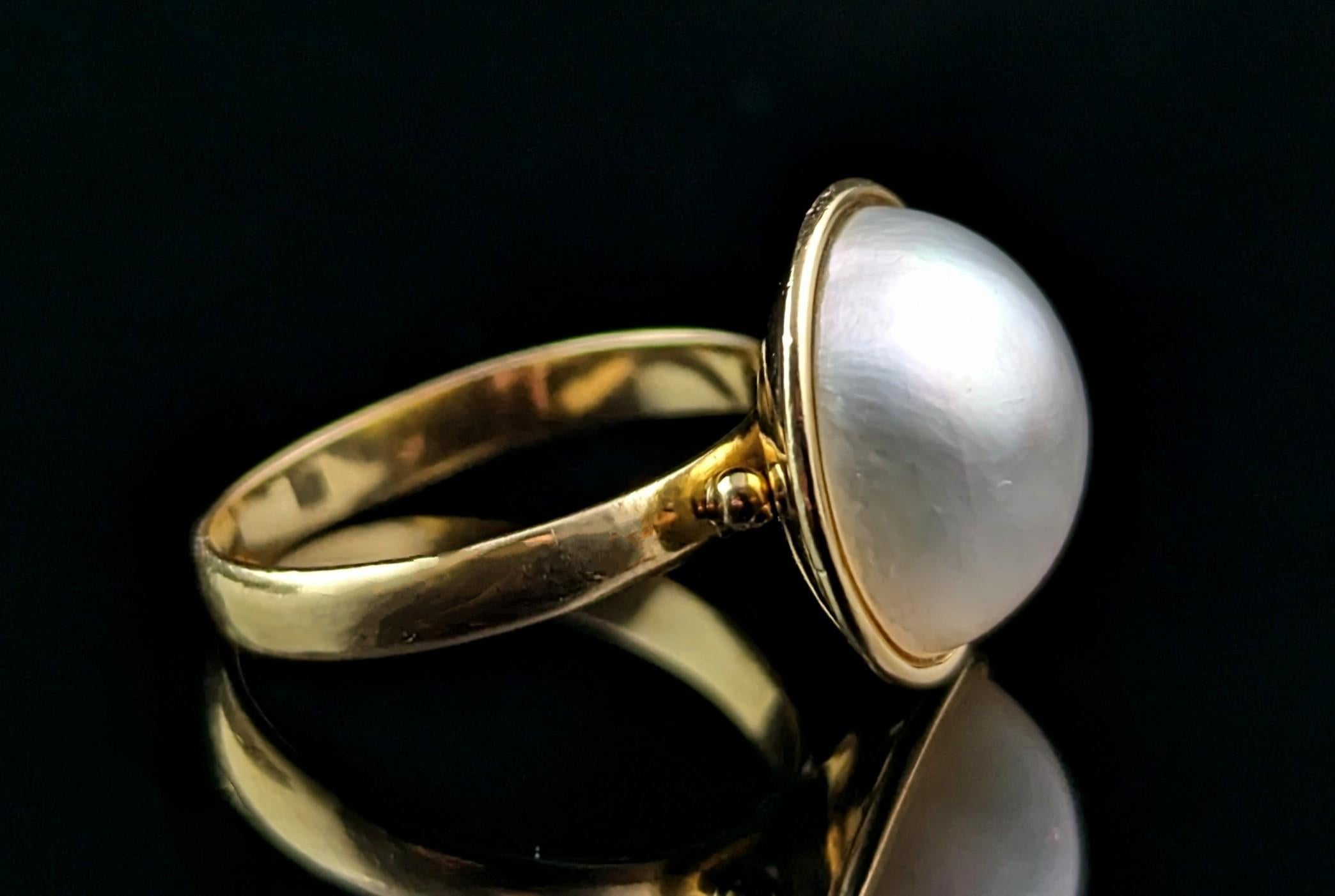 Women's Vintage Mabe pearl cocktail ring, 18k yellow gold  For Sale