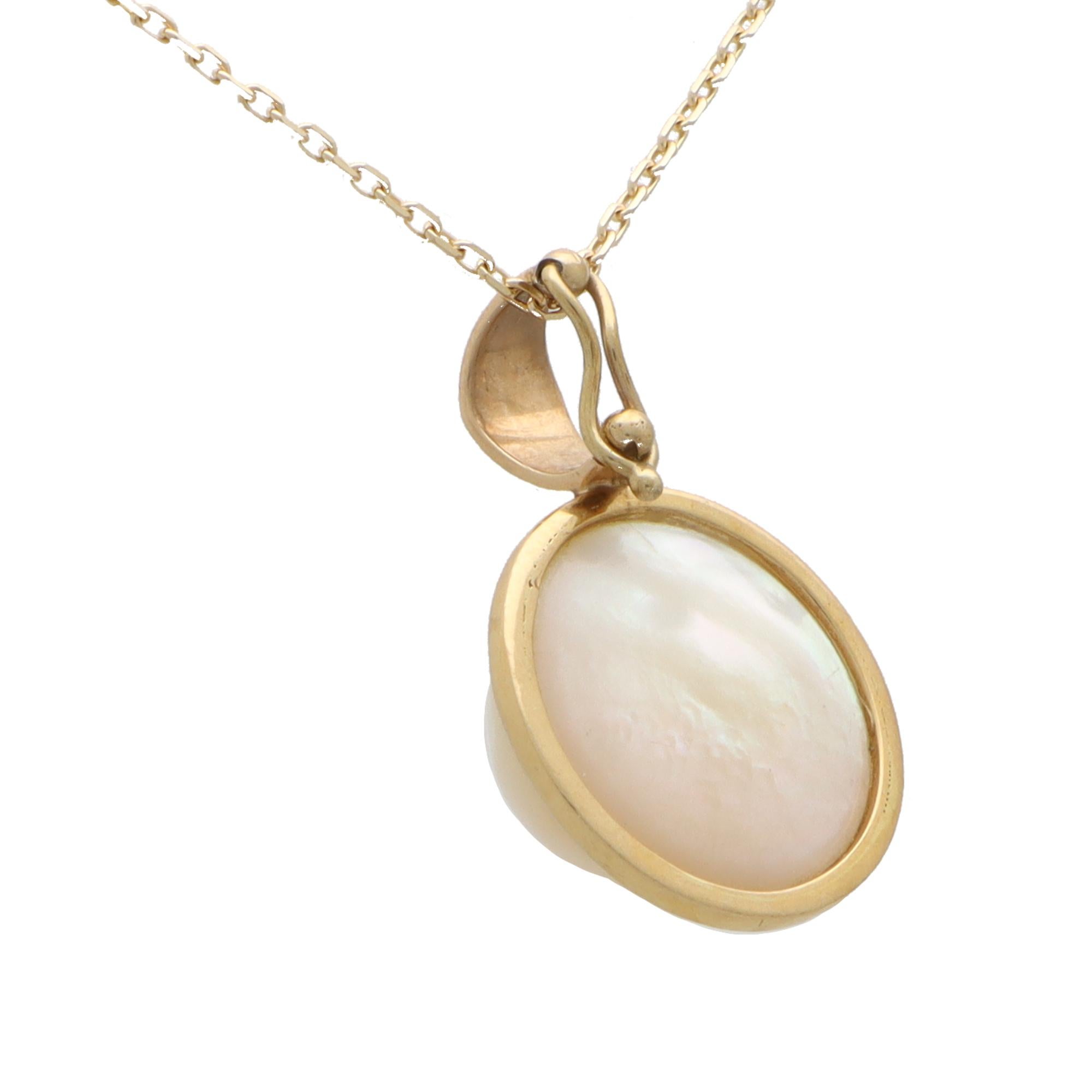 Vintage Mabe Pearl Pendant in 9k Gold In Excellent Condition In London, GB