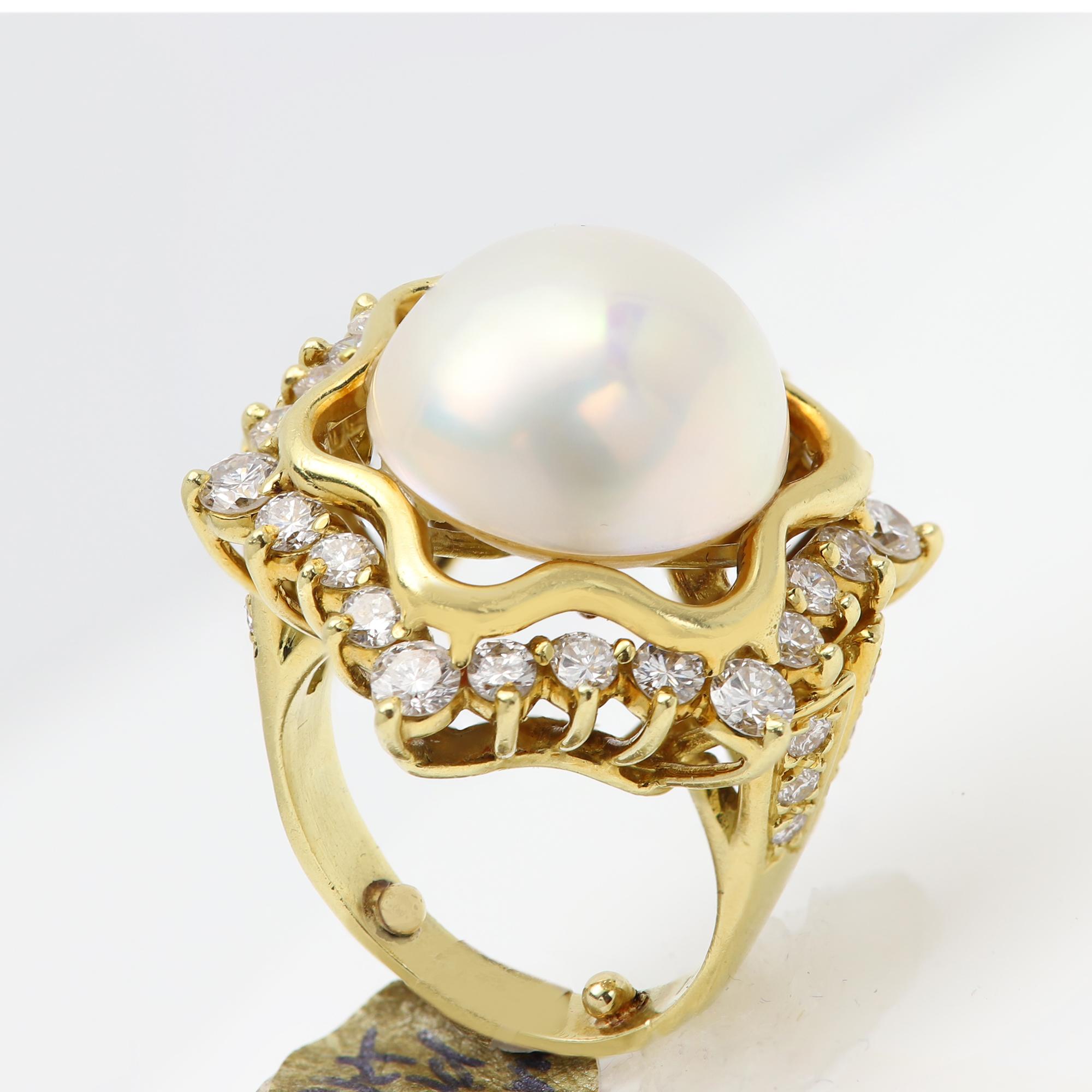 Unique and Statement Large pearl Ring
Star of David design
Natural Mabe Pearl with Brilliant Diamonds
18k Yellow Gold approx 16.20 grams
Pearl size approx 15mm
Natural Diamonds around the pearl G-VS quality
Overall size on top diameter is approx