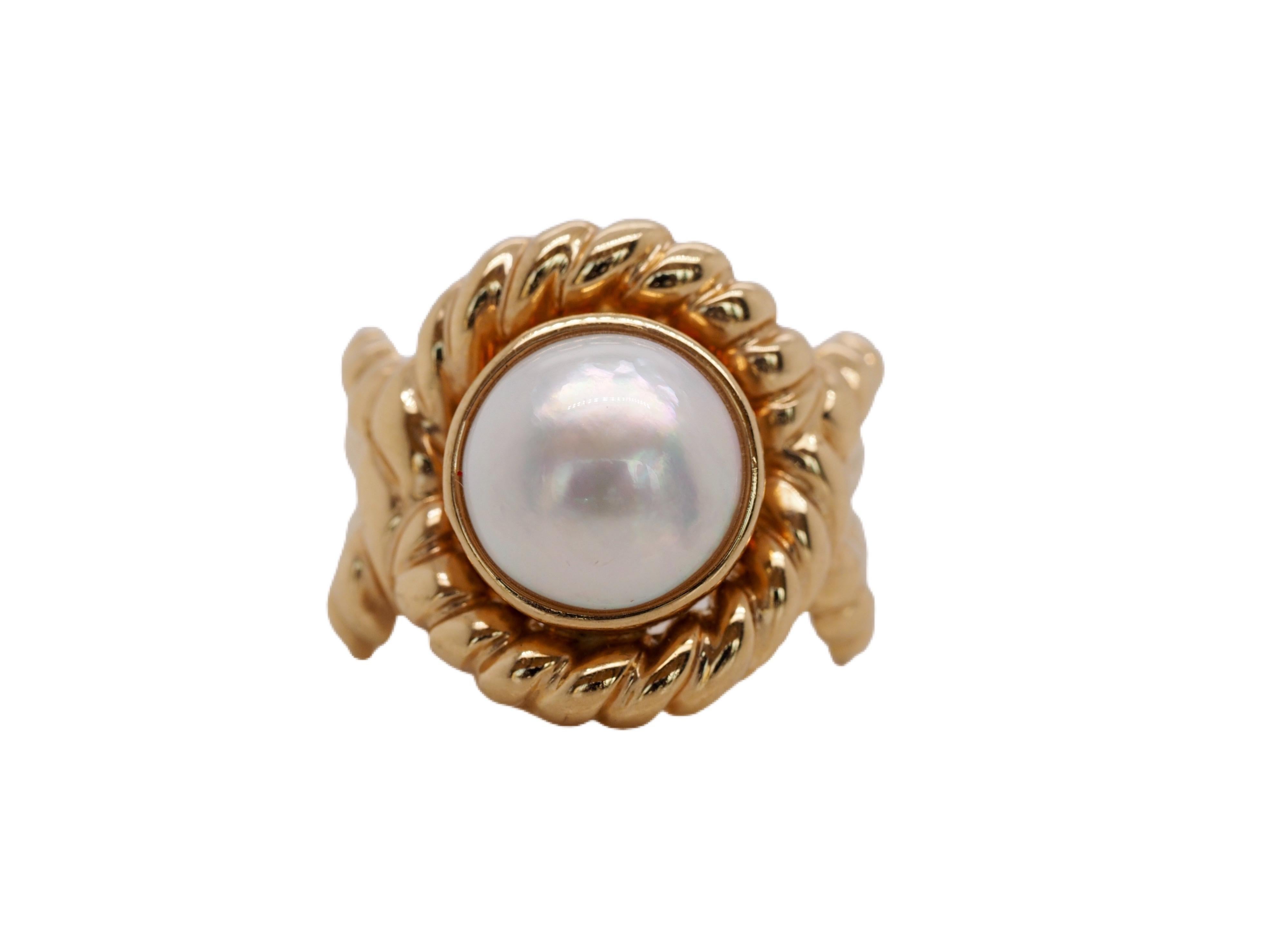 Este anillo de moda de perlas Vintage es realmente impresionante. El centro es una hermosa perla blanca mabe de 12 mm engastada en bisel justo en el centro, rodeada de un detallado diseño de cuerda que rodea todo el anillo y se entrelaza a los