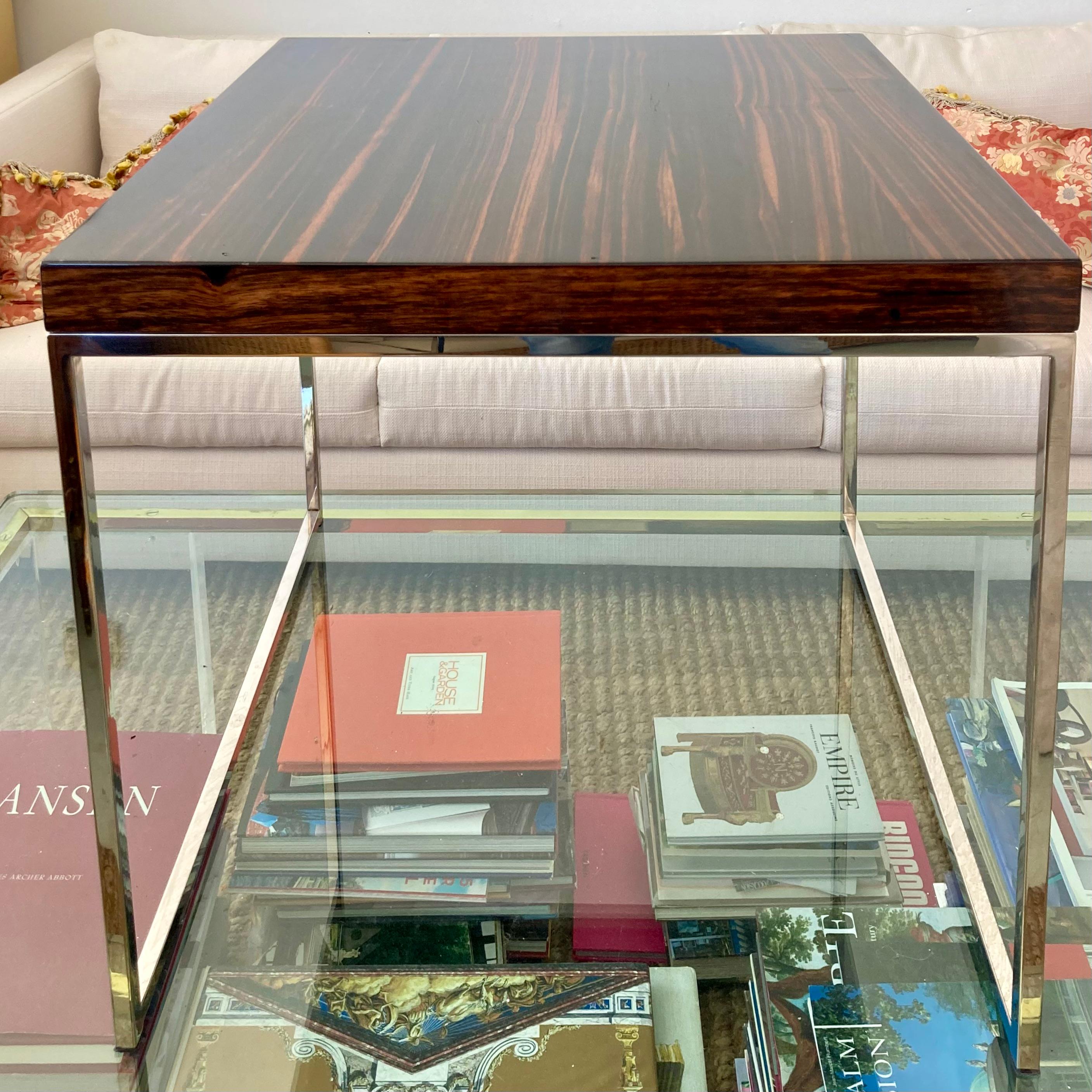 Table d'appoint vintage en ébène de Macassar avec base chromée. Ajoutez un style moderne à votre maison. Belle usure d'origine des surfaces.