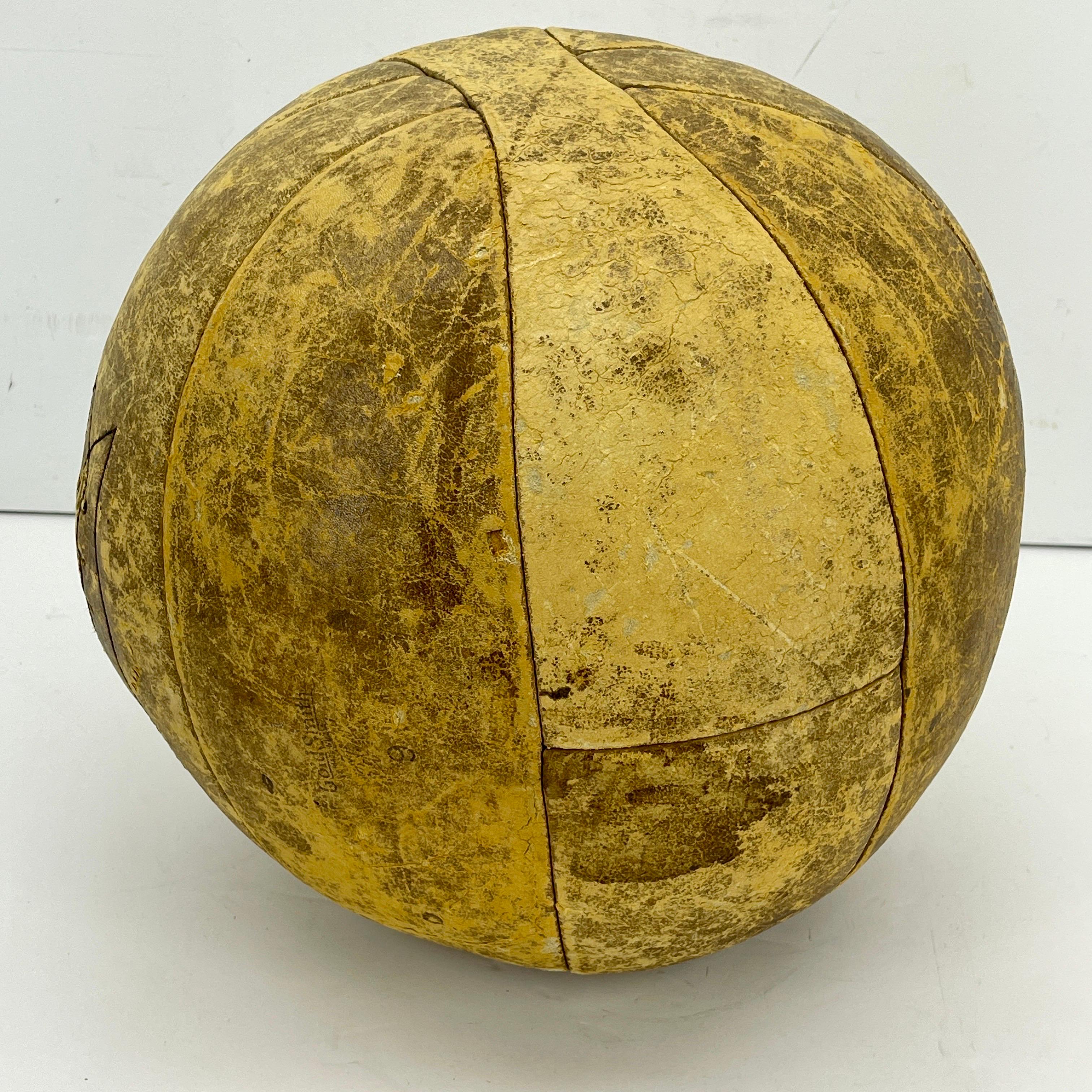 Vintage MacGregor Goldschmiede 9 LB Leder Medizinball aus Leder, 1940er Jahre im Zustand „Gut“ im Angebot in Haddonfield, NJ