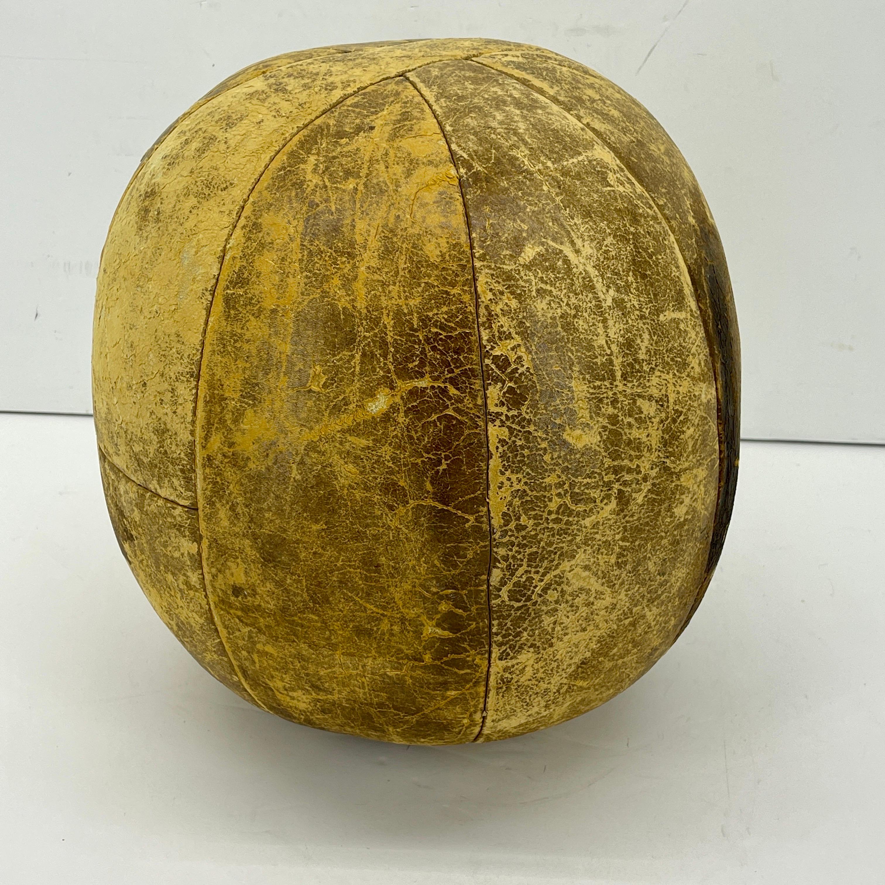 Vintage MacGregor Goldsmith 9 LB Leather Medicine Ball, 1940s In Good Condition For Sale In Haddonfield, NJ