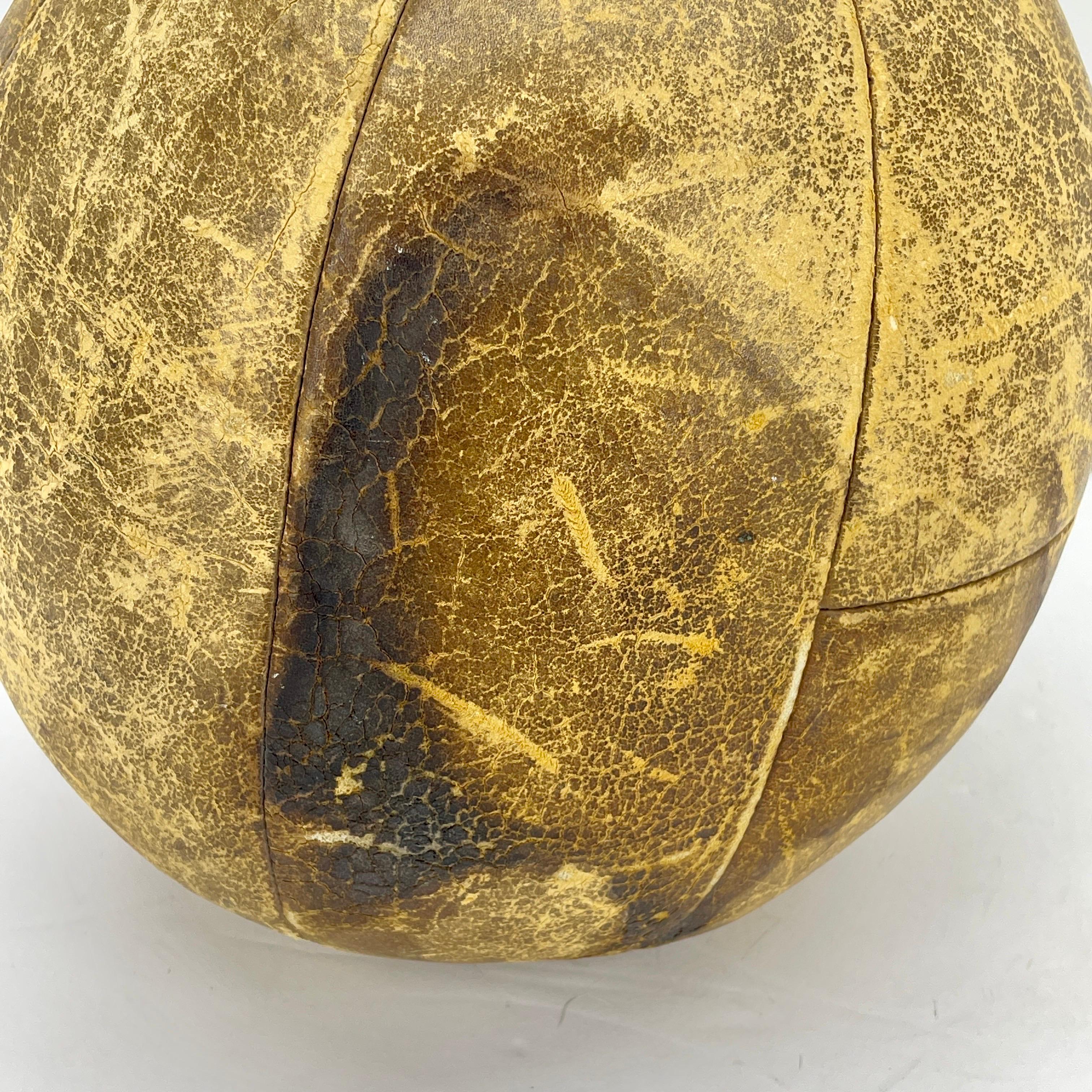 Vintage MacGregor Goldschmiede 9 LB Leder Medizinball aus Leder, 1940er Jahre im Angebot 1