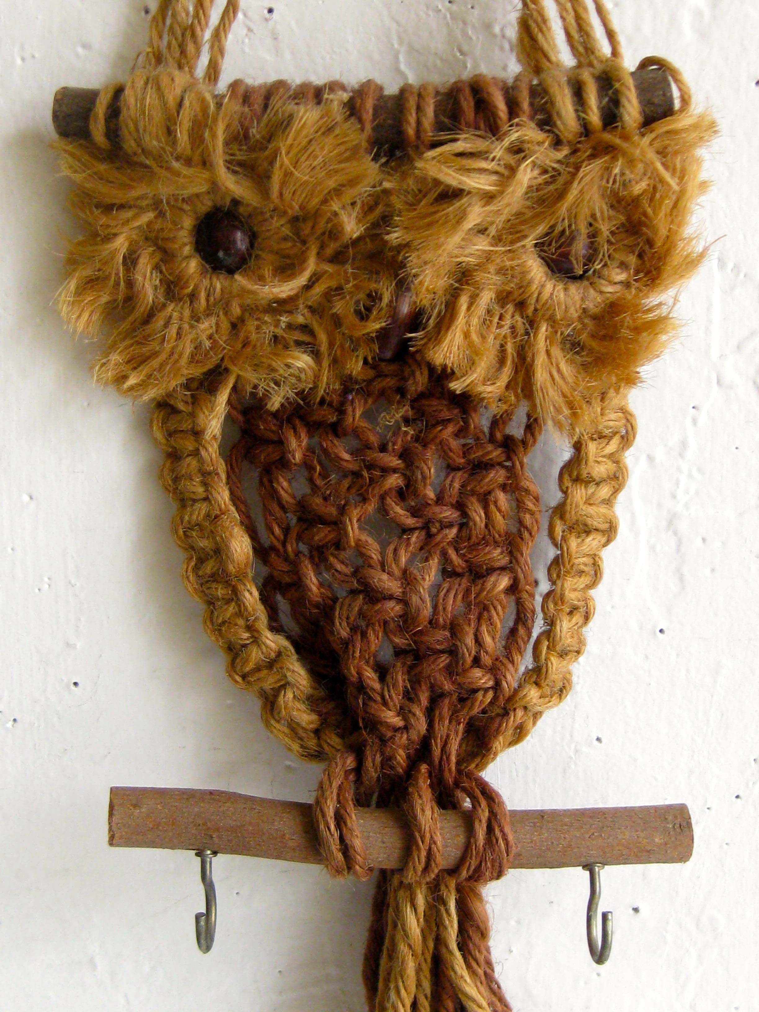 Vintage Macramé Fiber Art Figural Owl Wall Sculpture Hanging Hippie Art In Excellent Condition In San Diego, CA