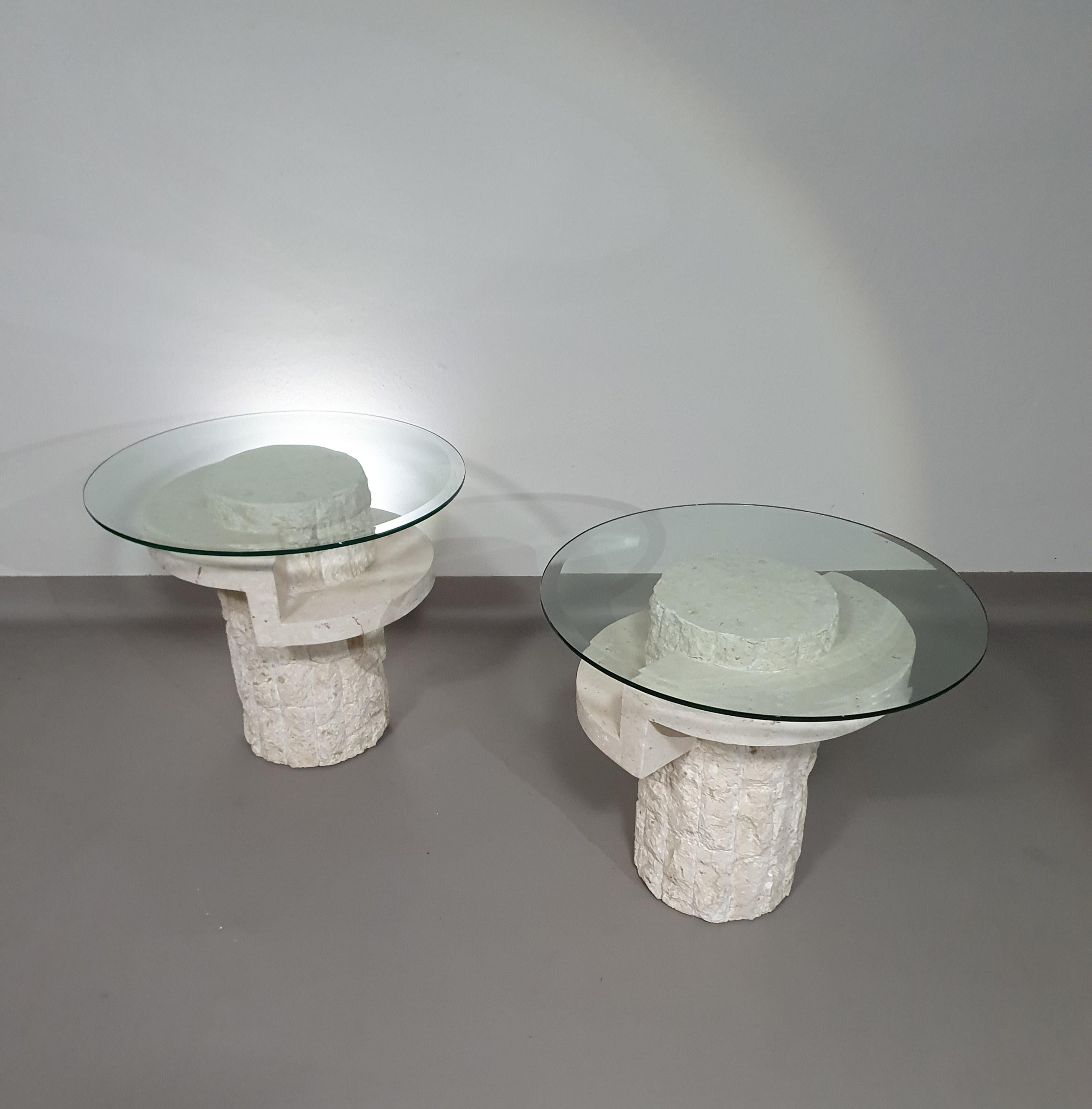 Inconnu Tables d'appoint vintage en pierre de Mactan avec les plateaux en verre facetté d'origine de Magnus en vente