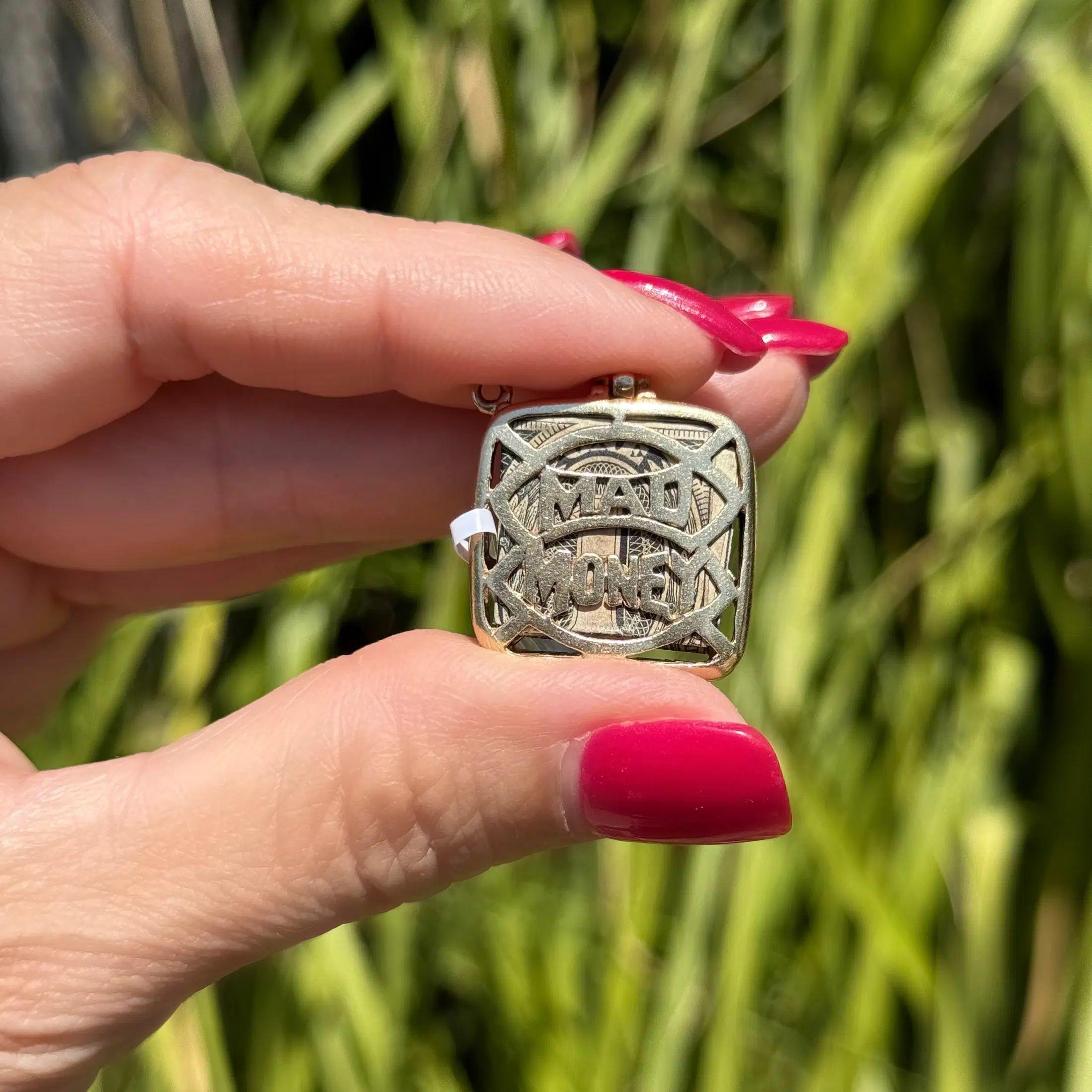 Vintage Mad Money $1 US Bill in Gold Charme Anhänger (Modernistisch) im Angebot