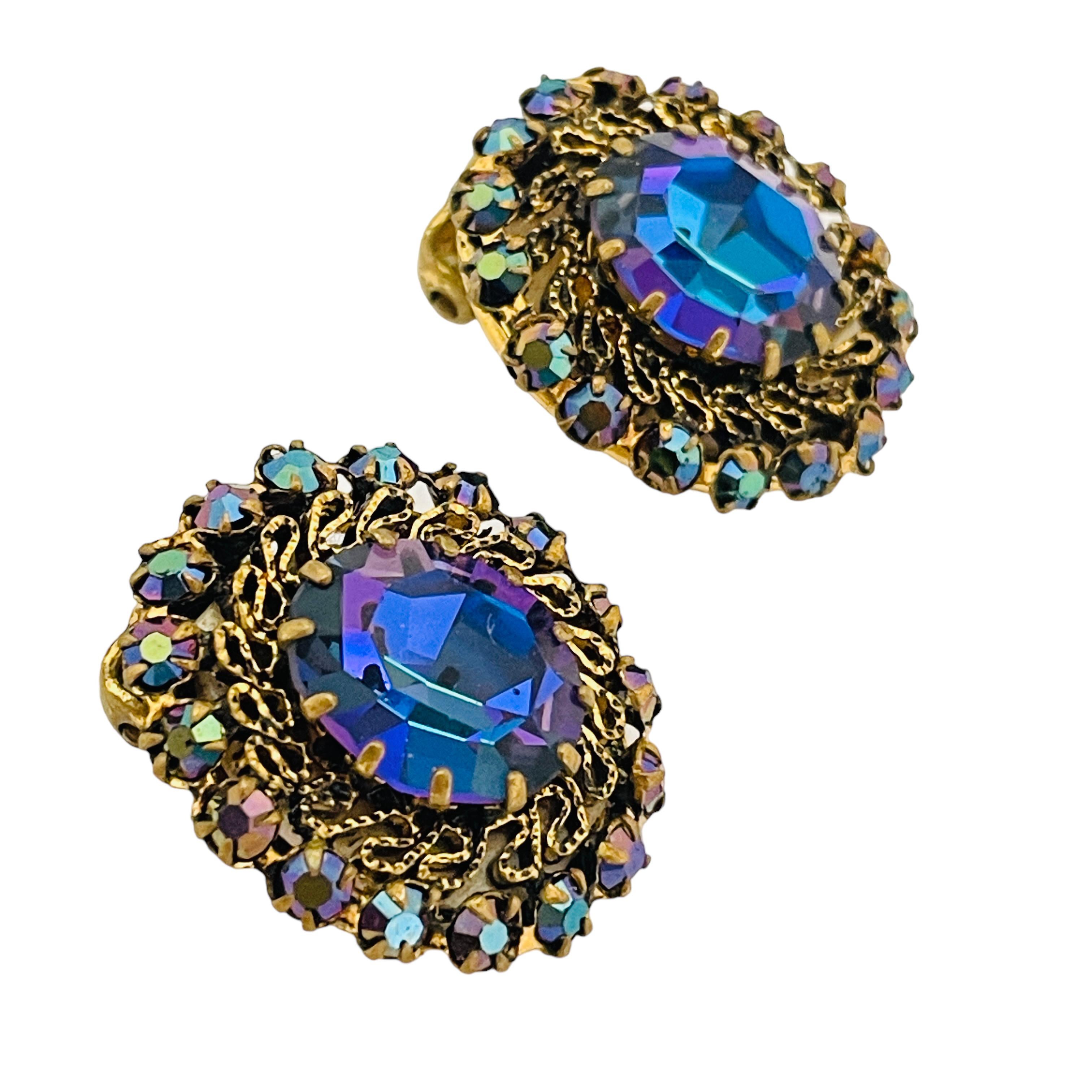 DETTAGLI

- firmato Made in AUSTRIA

- tonalità oro con pietre di vetro 

- orecchini vintage di design  

MISURE  

- 

CONDIZIONE

-  ottime condizioni vintage con minimi segni di usura 

 Sku 33

❤️❤️   GIOIELLI DI DESIGN VINTAGE   ❤️❤️

❤️❤️ 