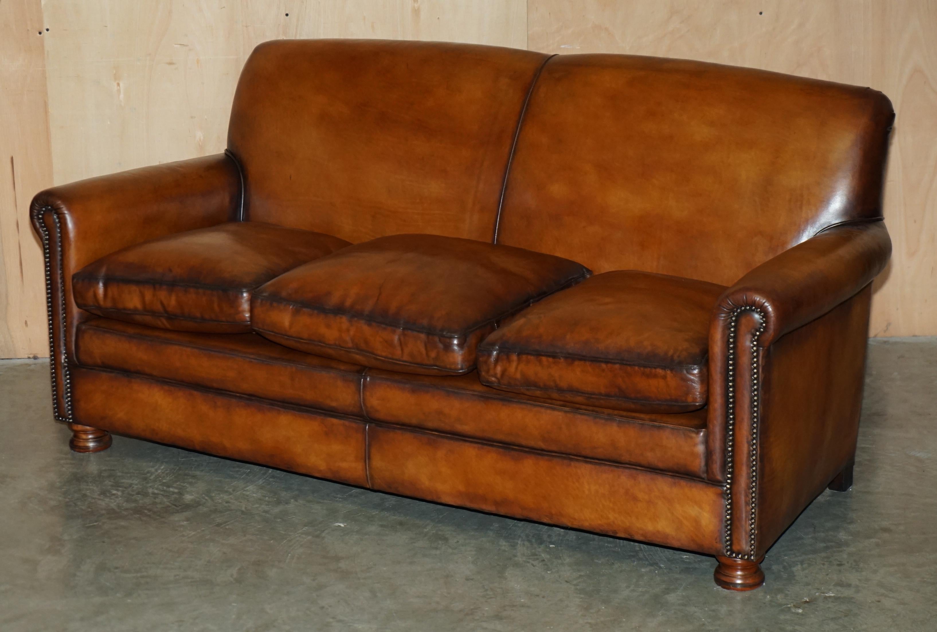 Royal House Antiques

The House Antiques a le plaisir de proposer à la vente ce superbe ensemble canapé et fauteuil en cuir marron d'époque, entièrement restauré et fabriqué à la main en Angleterre. 

Veuillez noter que les frais de livraison
