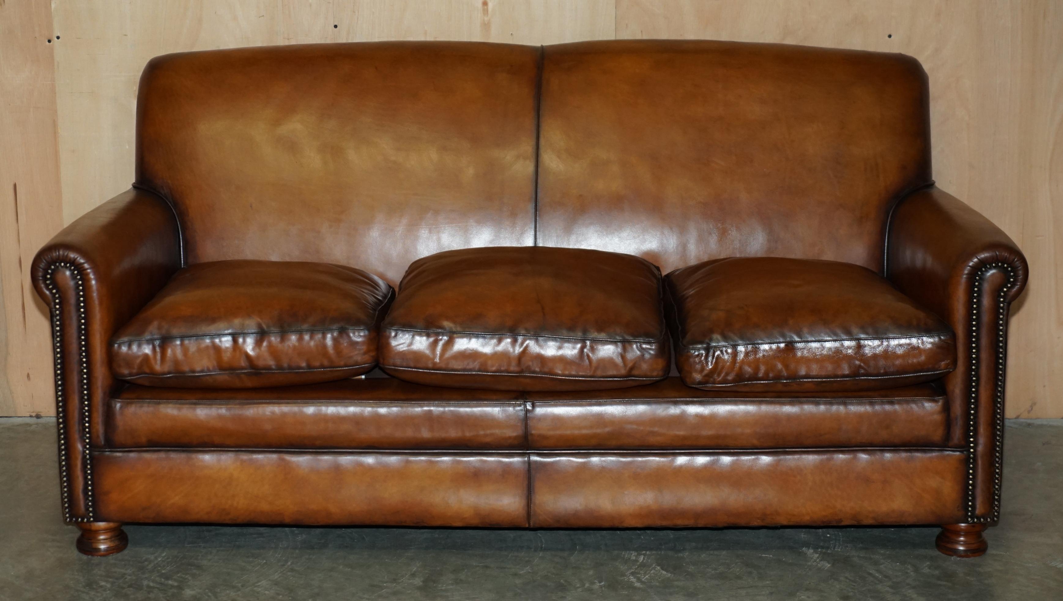 Victorien ViNTAGE FABRIQUÉ AUX EN CUIR MARRON RÉALISÉ À ENGLAND, SUITE DE SOFA À Trois PIÈCES DE SOFA en vente