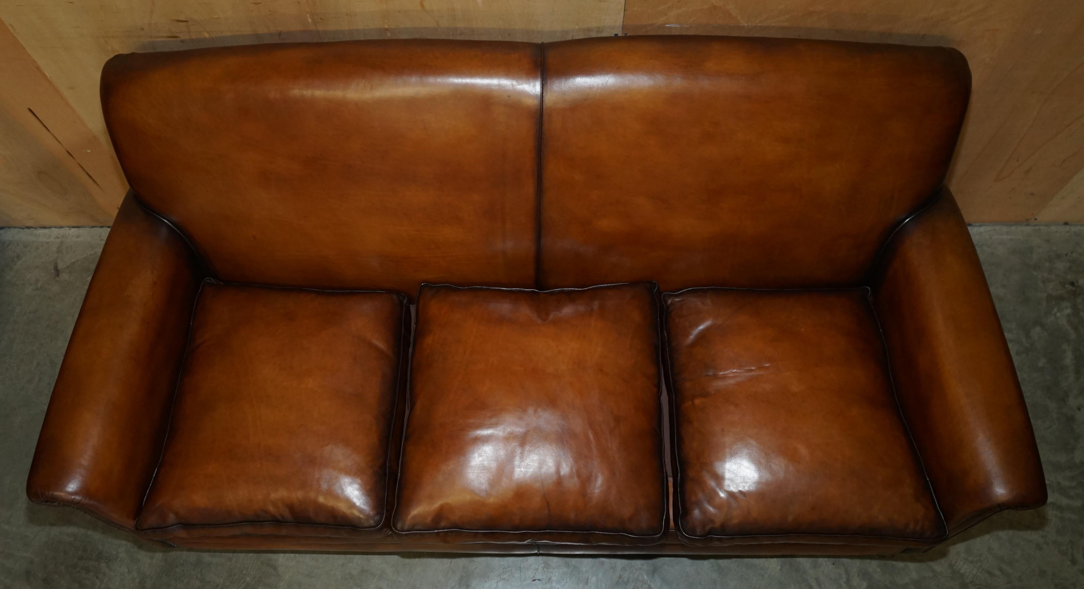 Anglais ViNTAGE FABRIQUÉ AUX EN CUIR MARRON RÉALISÉ À ENGLAND, SUITE DE SOFA À Trois PIÈCES DE SOFA en vente