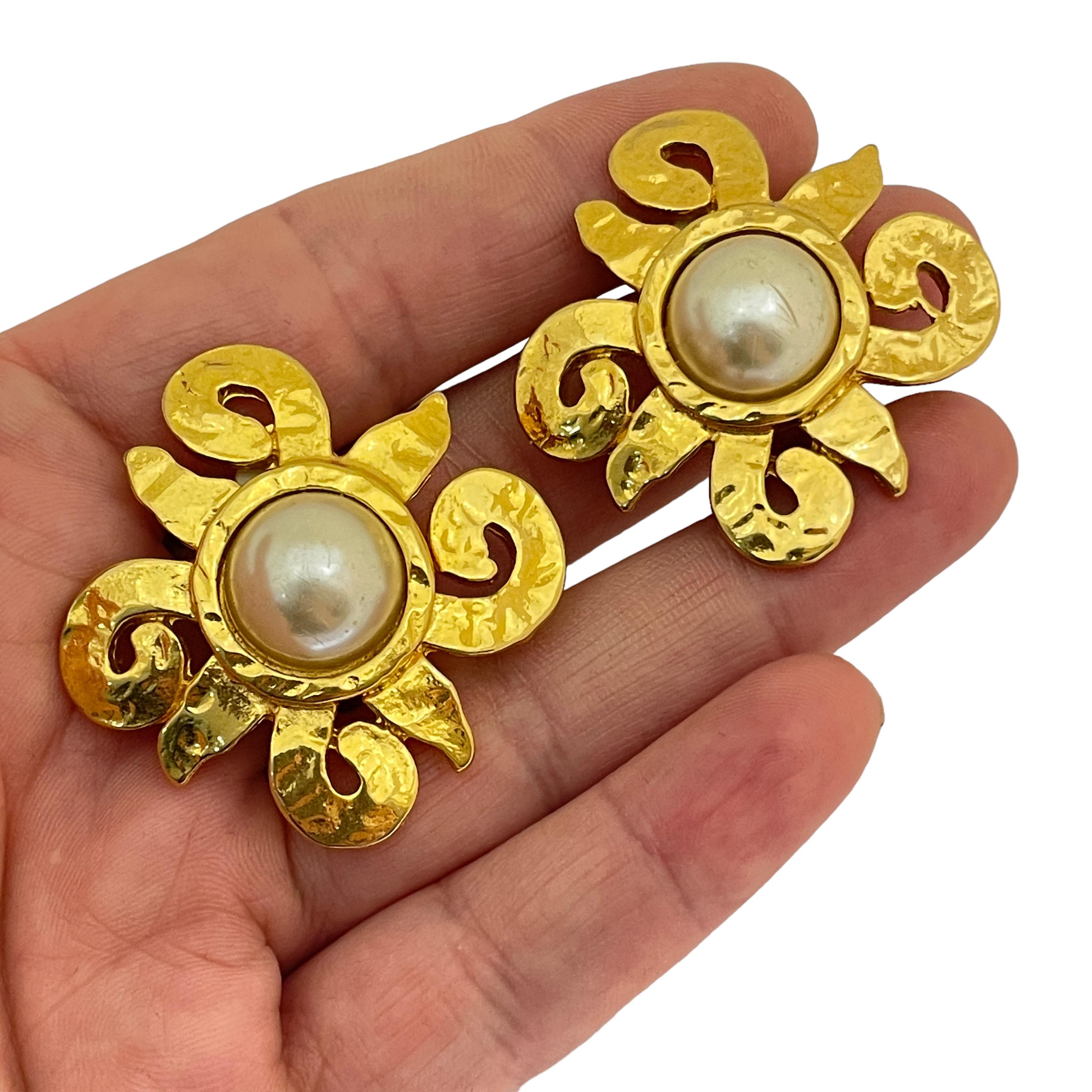 Vintage MADE IN FRANCE Gold Perle Designer Landebahn Clip auf Ohrringe  für Damen oder Herren im Angebot