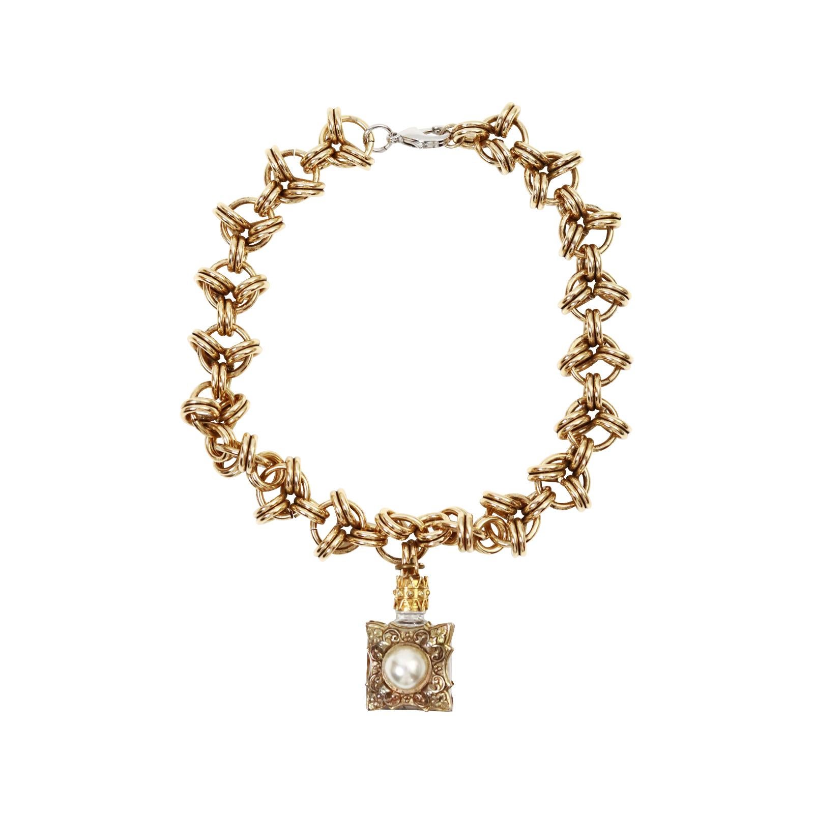 Vintage Made in France Gold Tone Flasche Halskette CIRCA 1980er Jahre. Diese fabelhafte Halskette erinnert mich in jeder Hinsicht an Chanel. Es ist eine sehr schwere dicken Gold-Ton-Kette, die eine Glasflasche, die in Frankreich gemacht markiert ist