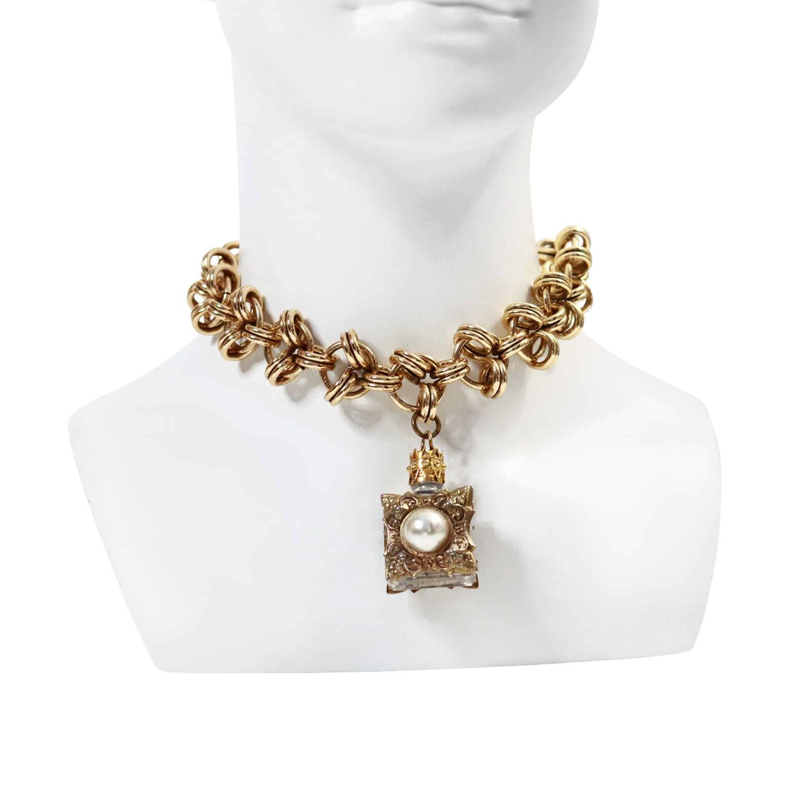 Moderno Vintage Made In France Collana di bottiglie in tonalità oro Circa 1980 in vendita