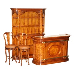 VINTAGE MADE IN ITALY BURR WALNUT MARBLE & HOME BAR WITH BROWN LEATHER STOOLs