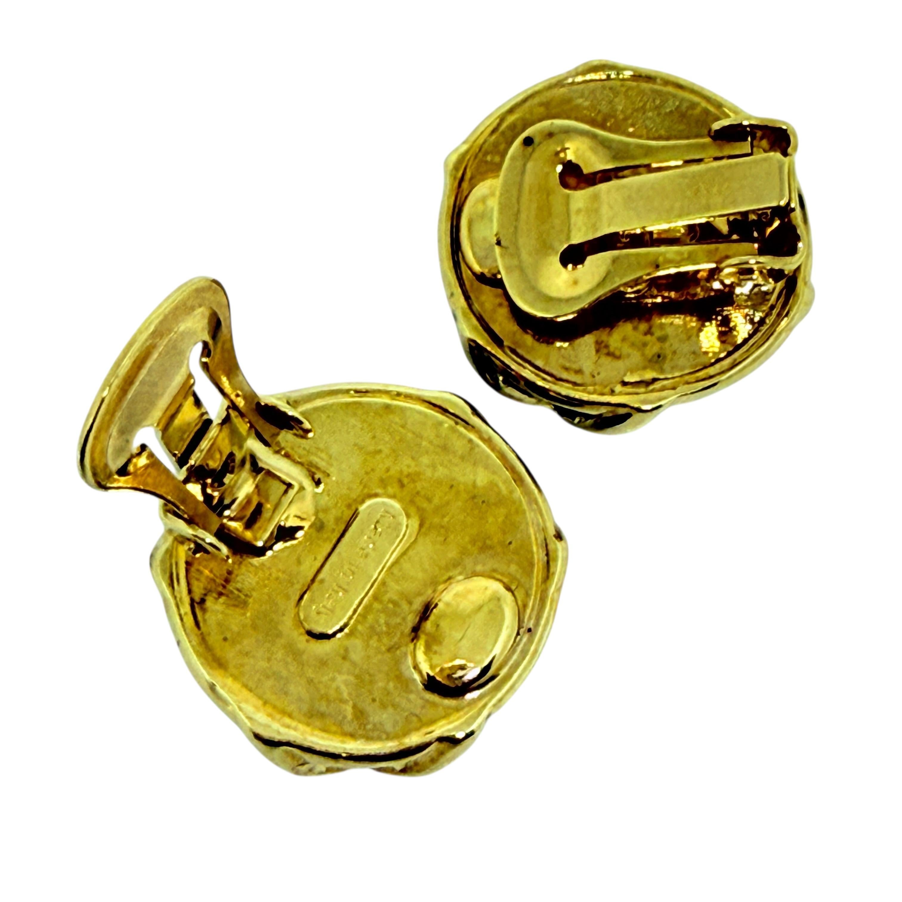 DETTAGLI

- firmato MADE IN ITALY

- tono oro con smalto 

- orecchini vintage di design
 
MISURE  

- CONDIZIONE

-  ottime condizioni vintage con minimi segni di usura 

 Sku 53

❤️❤️   GIOIELLI DI DESIGN VINTAGE   ❤️❤️

❤️❤️  ALEXANDER'S BOUTIQUE