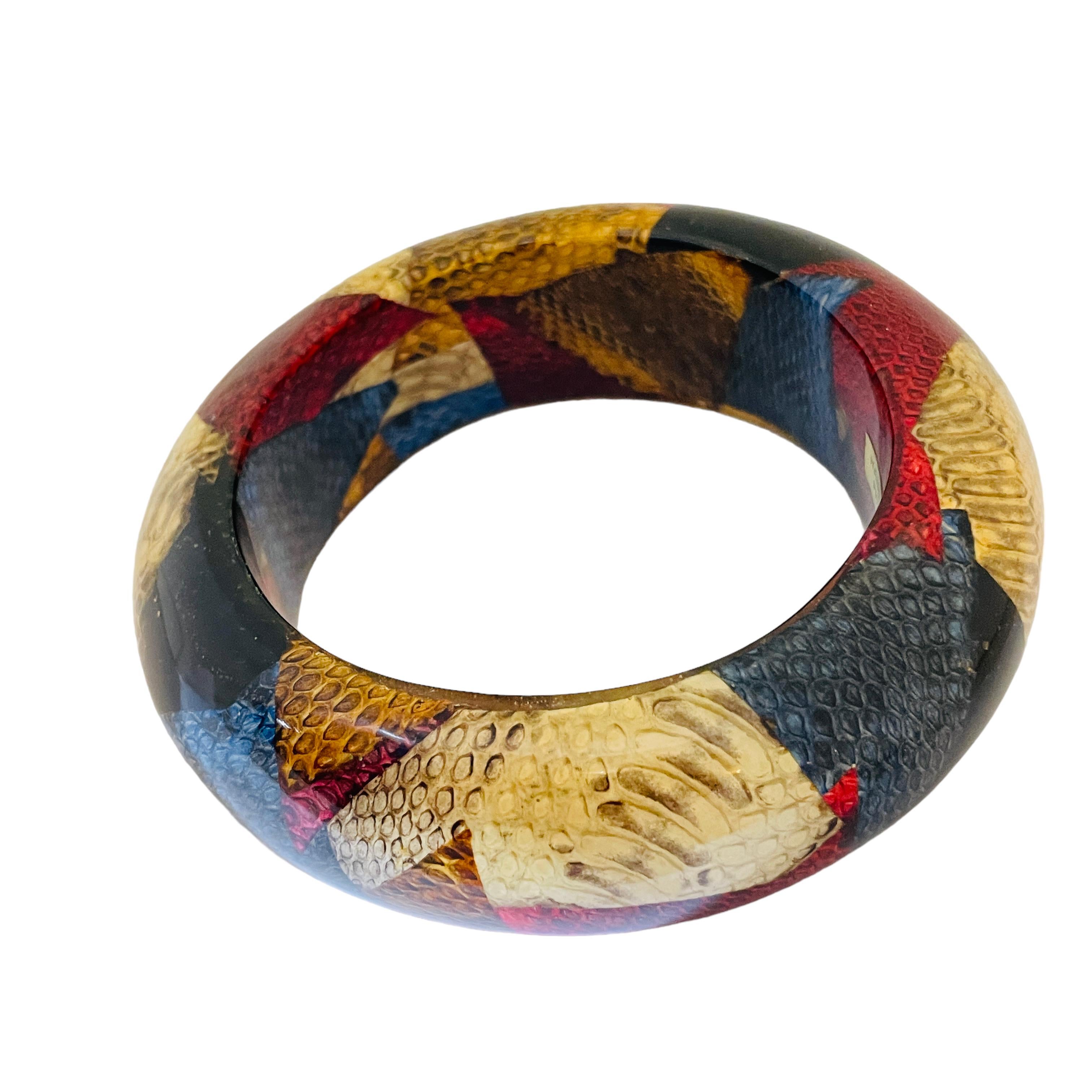 Vintage Made in Philippinen faux Schlangenhaut bunte Armreif Armband im Zustand „Gut“ im Angebot in Palos Hills, IL