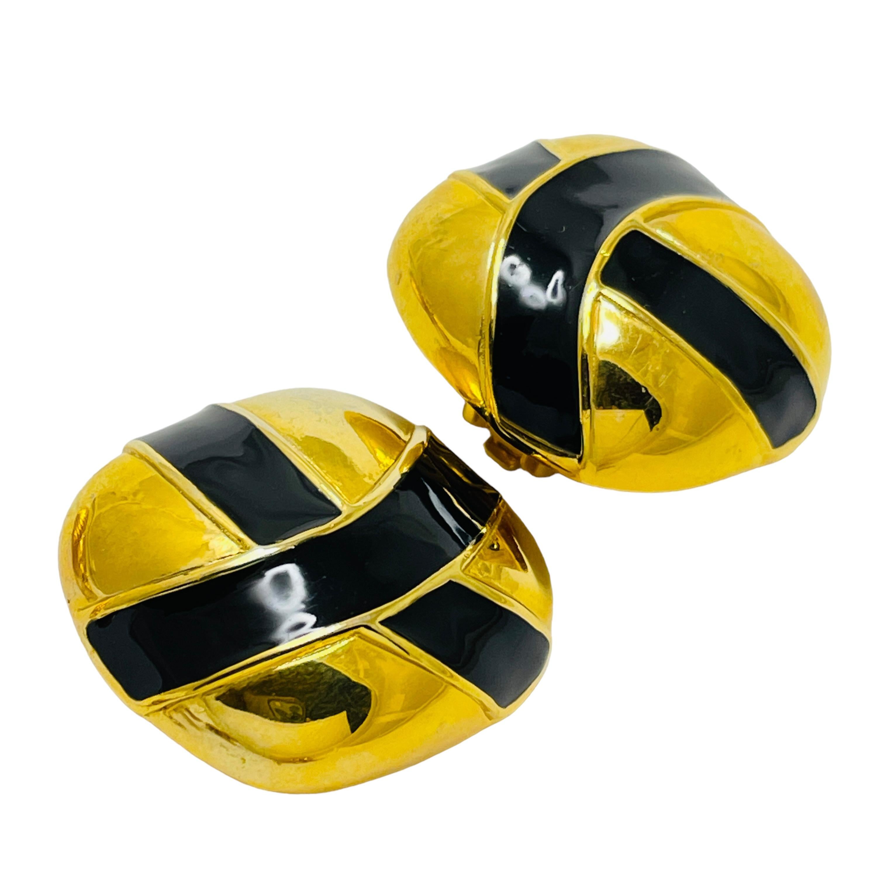 DETAILS

• signed MADE IN USA 

• gold tone with black enamel

• vintage designer earrings

MEASUREMENTS  

• 1. 1/8