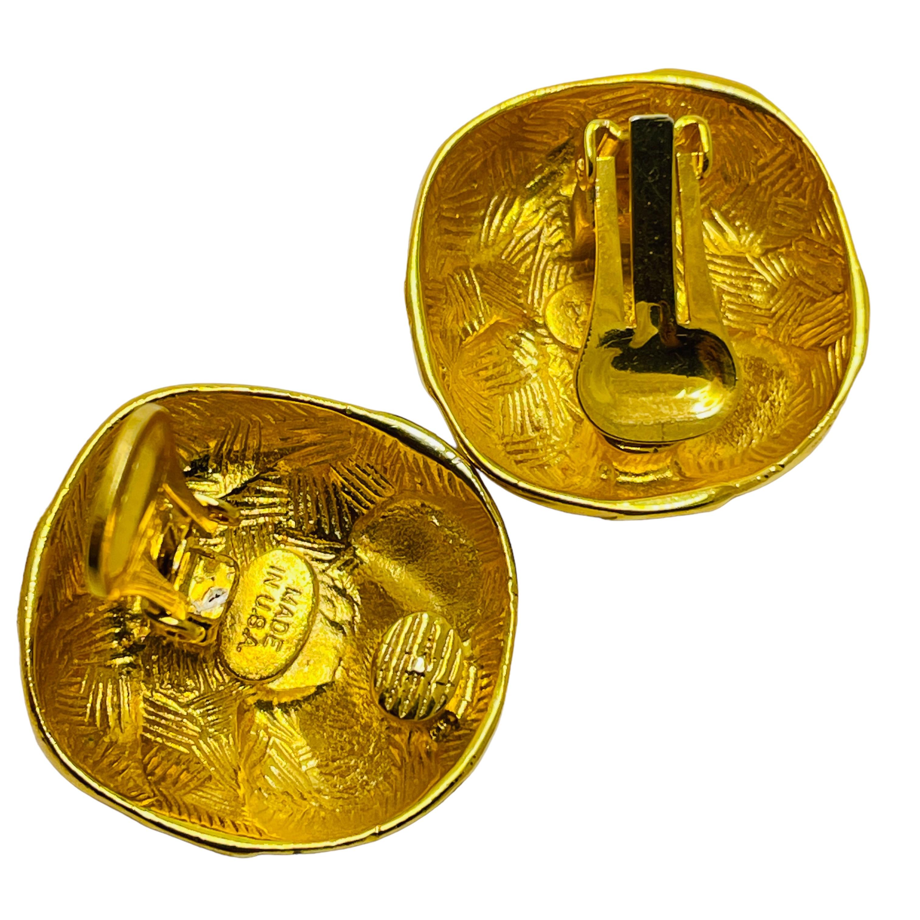 Vintage MADE IN USA gold enamel designer clip on earrings In Good Condition For Sale In Palos Hills, IL