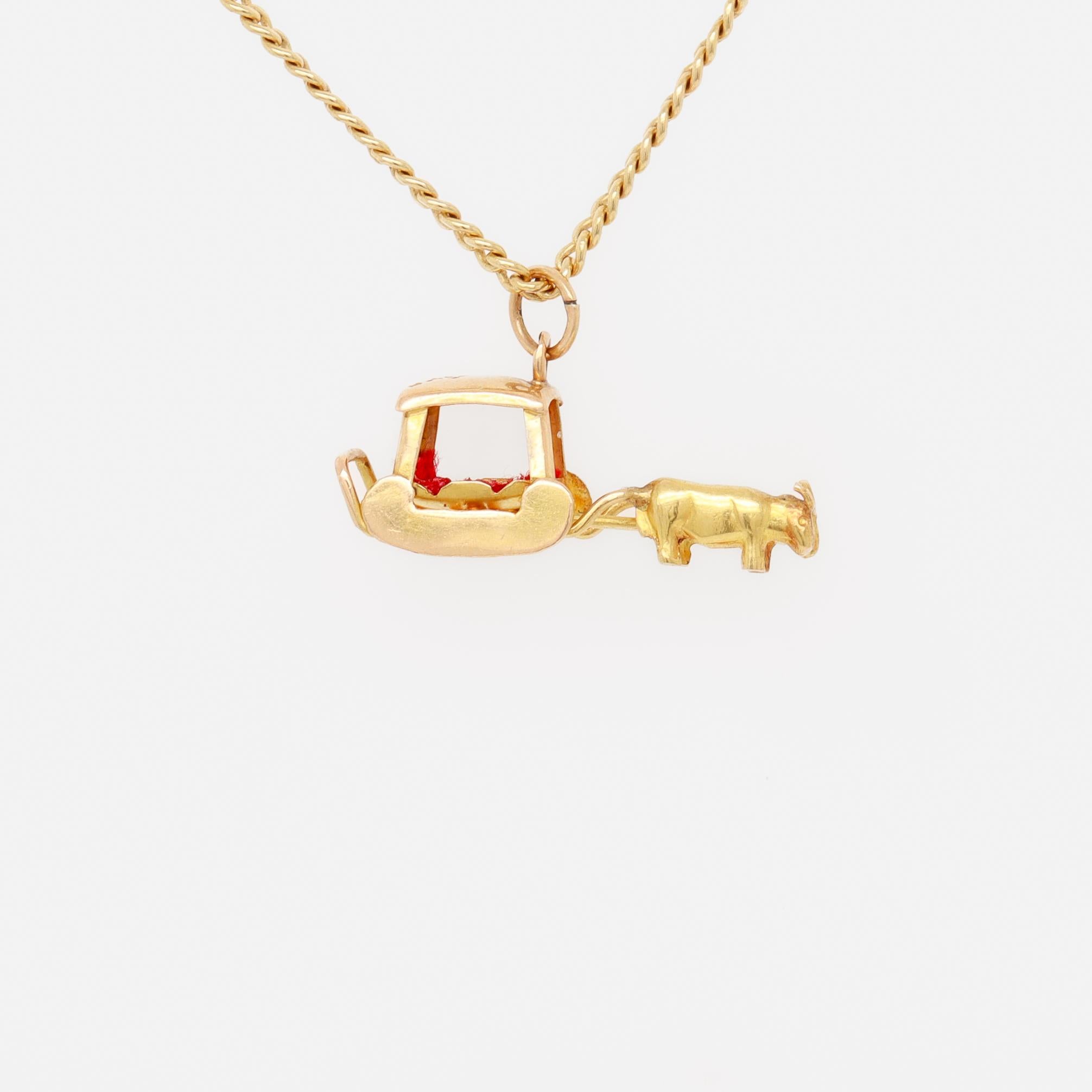 Vintage Madéira Souvenir Or 18k Charm Figural avec un bœuf tirant un traîneau en vente 5
