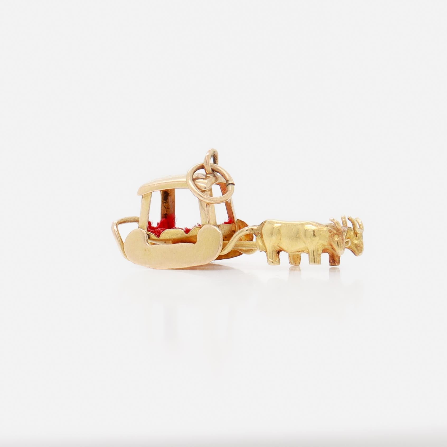Vintage Madéira Souvenir Or 18k Charm Figural avec un bœuf tirant un traîneau en vente 6