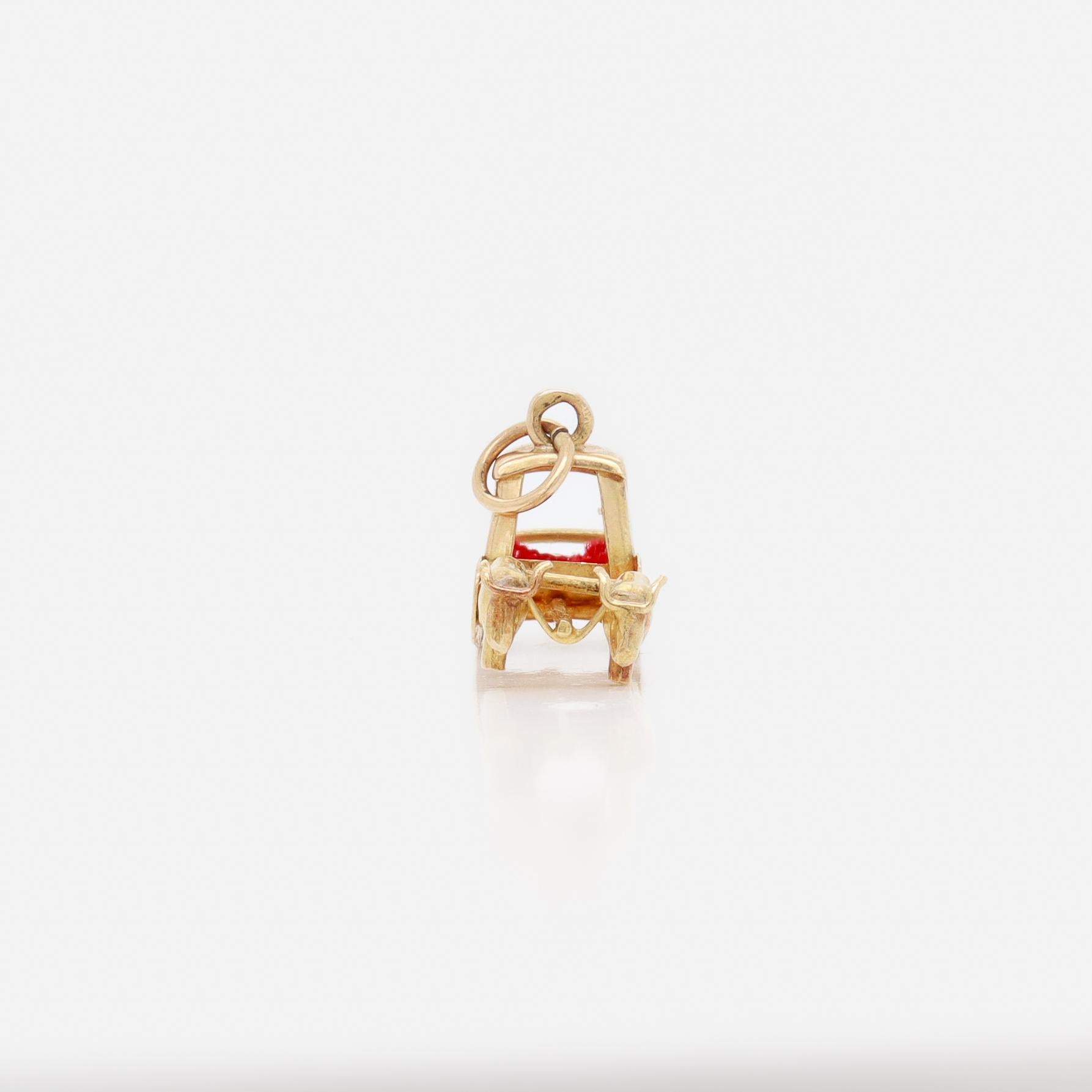 Vintage Madéira Souvenir Or 18k Charm Figural avec un bœuf tirant un traîneau en vente 7