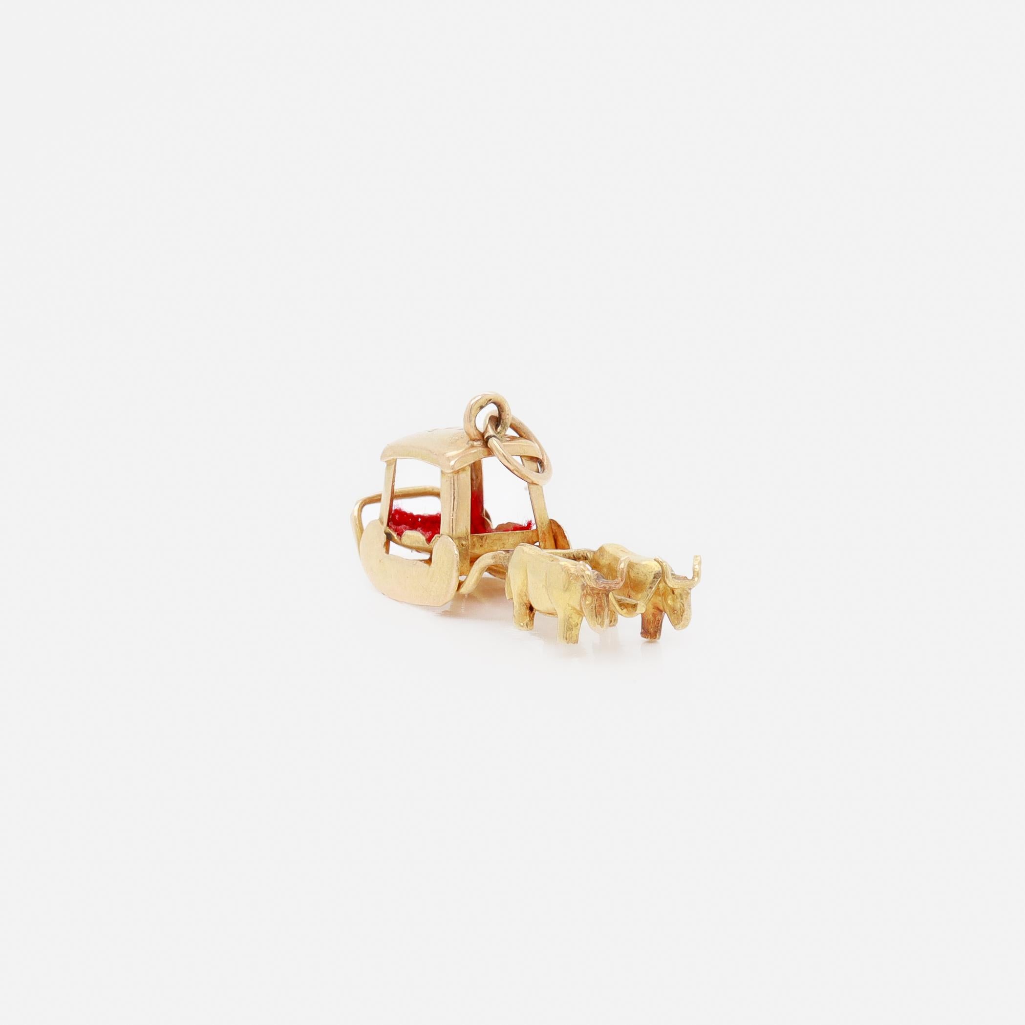 Vintage Madéira Souvenir Or 18k Charm Figural avec un bœuf tirant un traîneau en vente 8