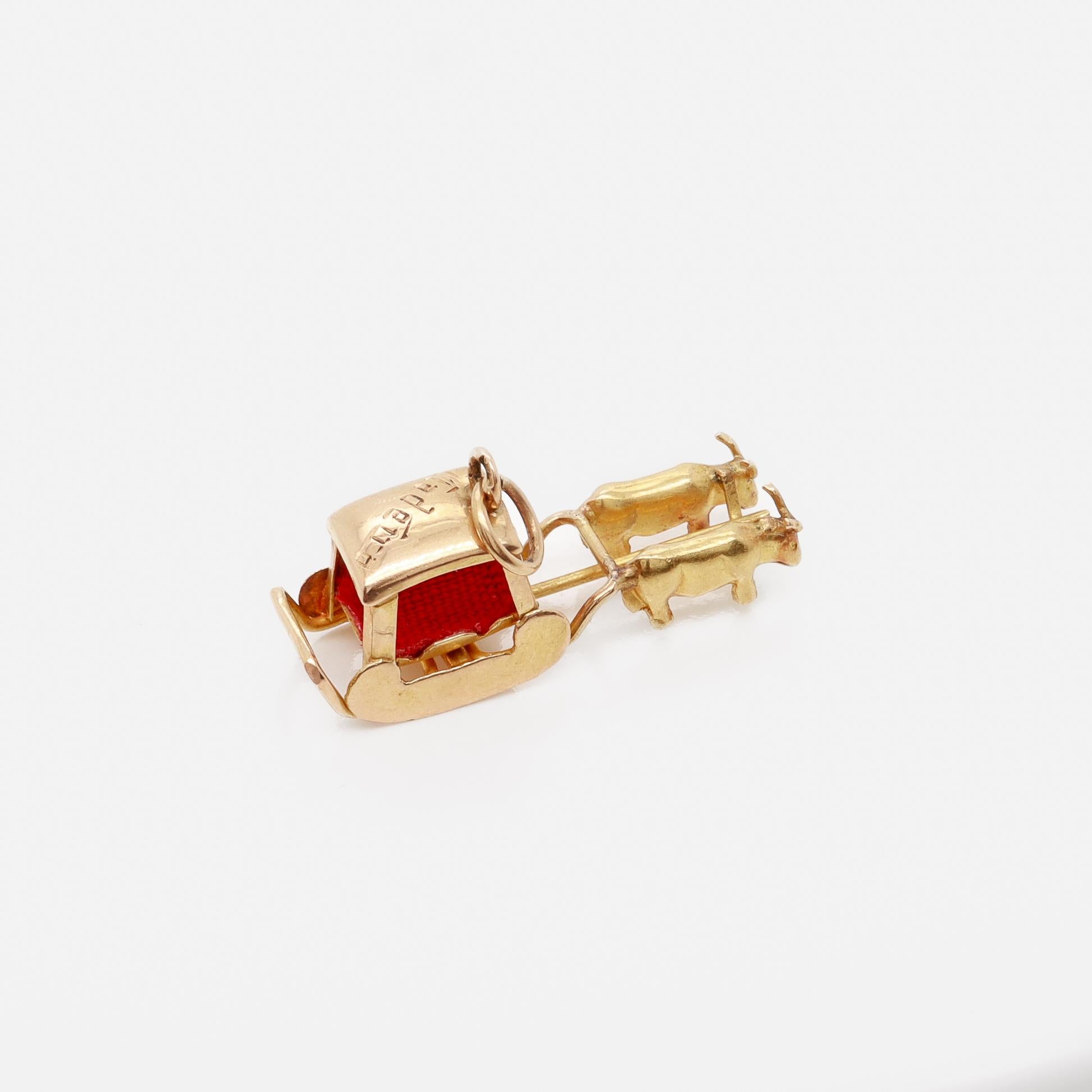 Vintage Madéira Souvenir Or 18k Charm Figural avec un bœuf tirant un traîneau en vente 10