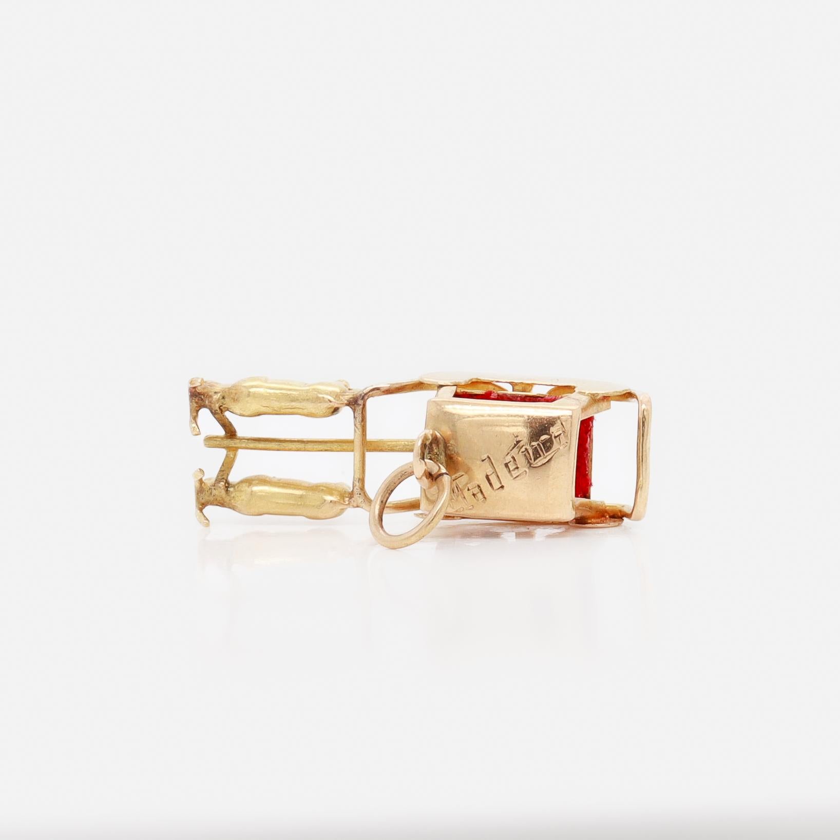 Vintage Madéira Souvenir Or 18k Charm Figural avec un bœuf tirant un traîneau en vente 11