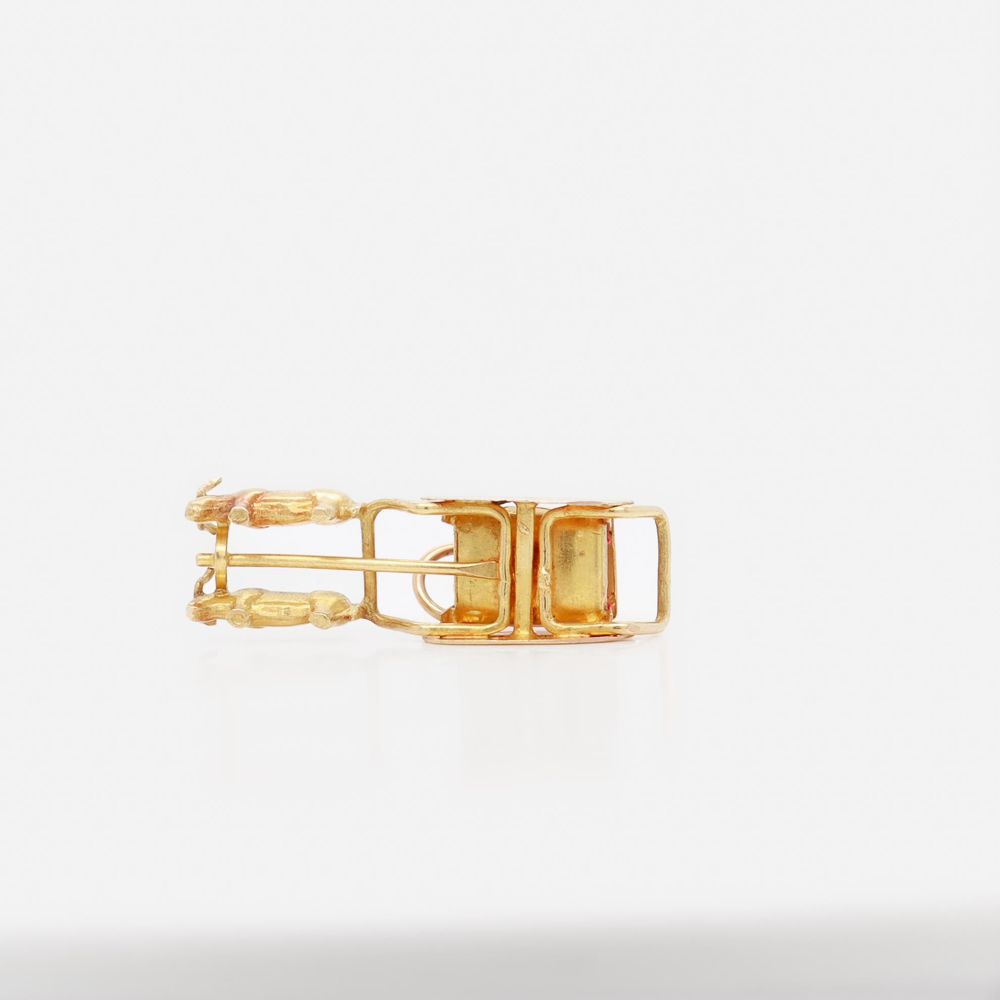 Vintage Madéira Souvenir Or 18k Charm Figural avec un bœuf tirant un traîneau en vente 12