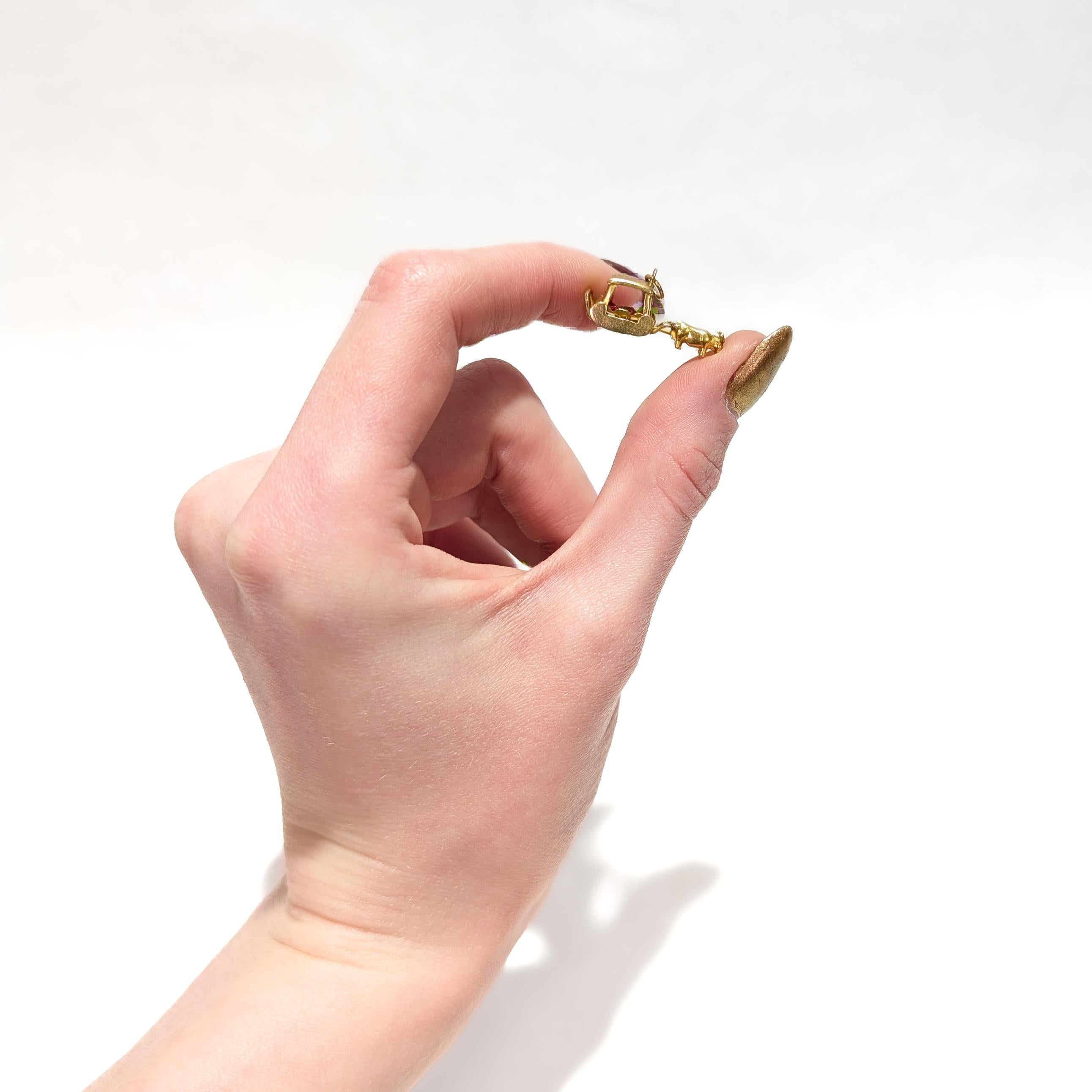 Rétro Vintage Madéira Souvenir Or 18k Charm Figural avec un bœuf tirant un traîneau en vente