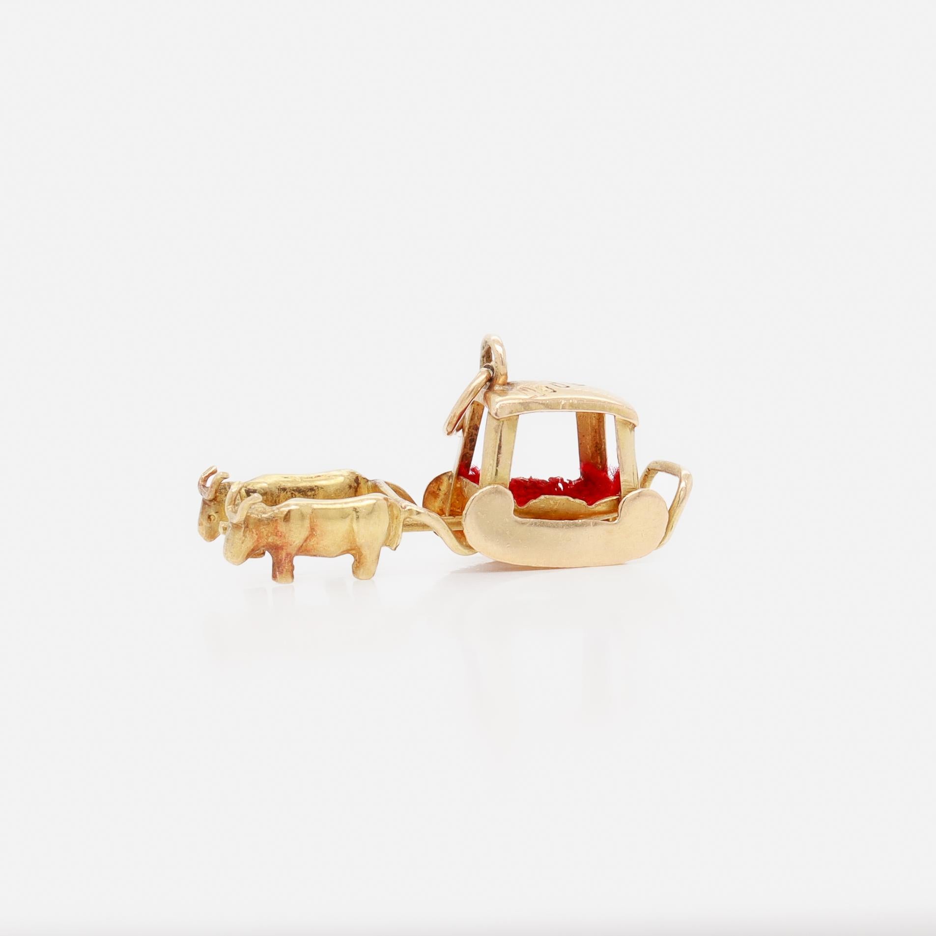 Vintage Madéira Souvenir Or 18k Charm Figural avec un bœuf tirant un traîneau Bon état - En vente à Philadelphia, PA